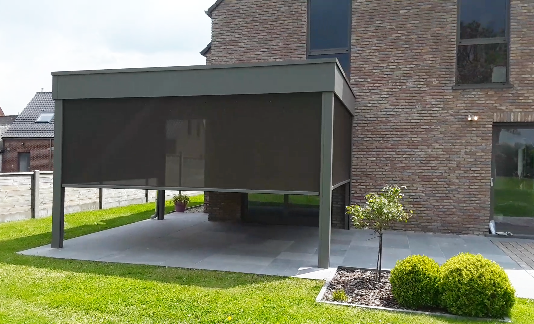 Pergola met geïntegreerde zonneschermen