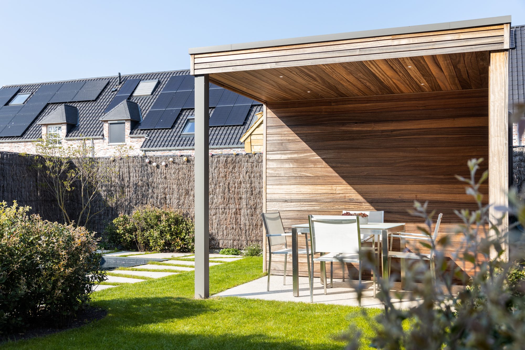 Terrasse sous auvent d'un abri de jardin