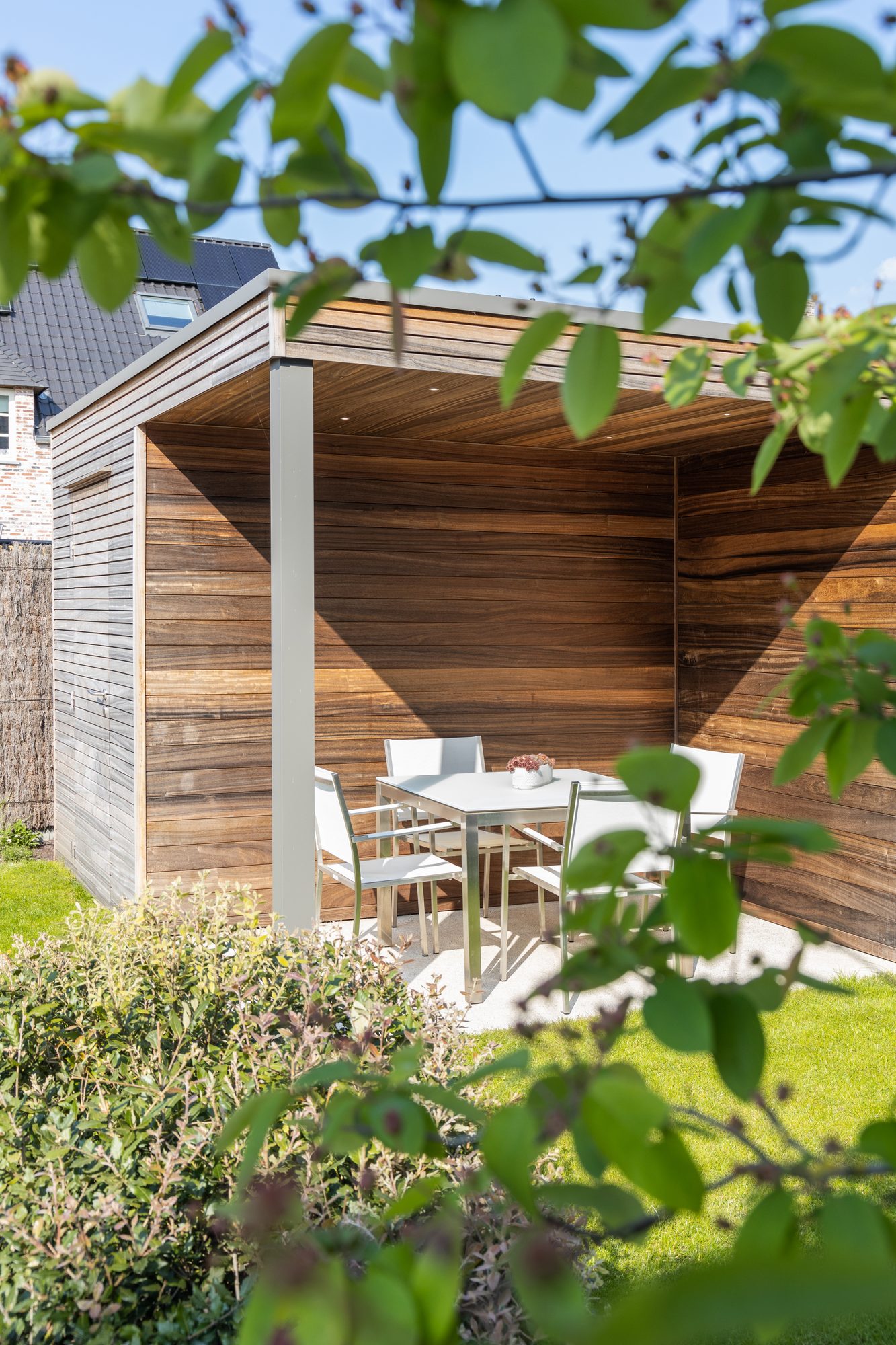 Abri de jardin avec planches horizontales en Padouk