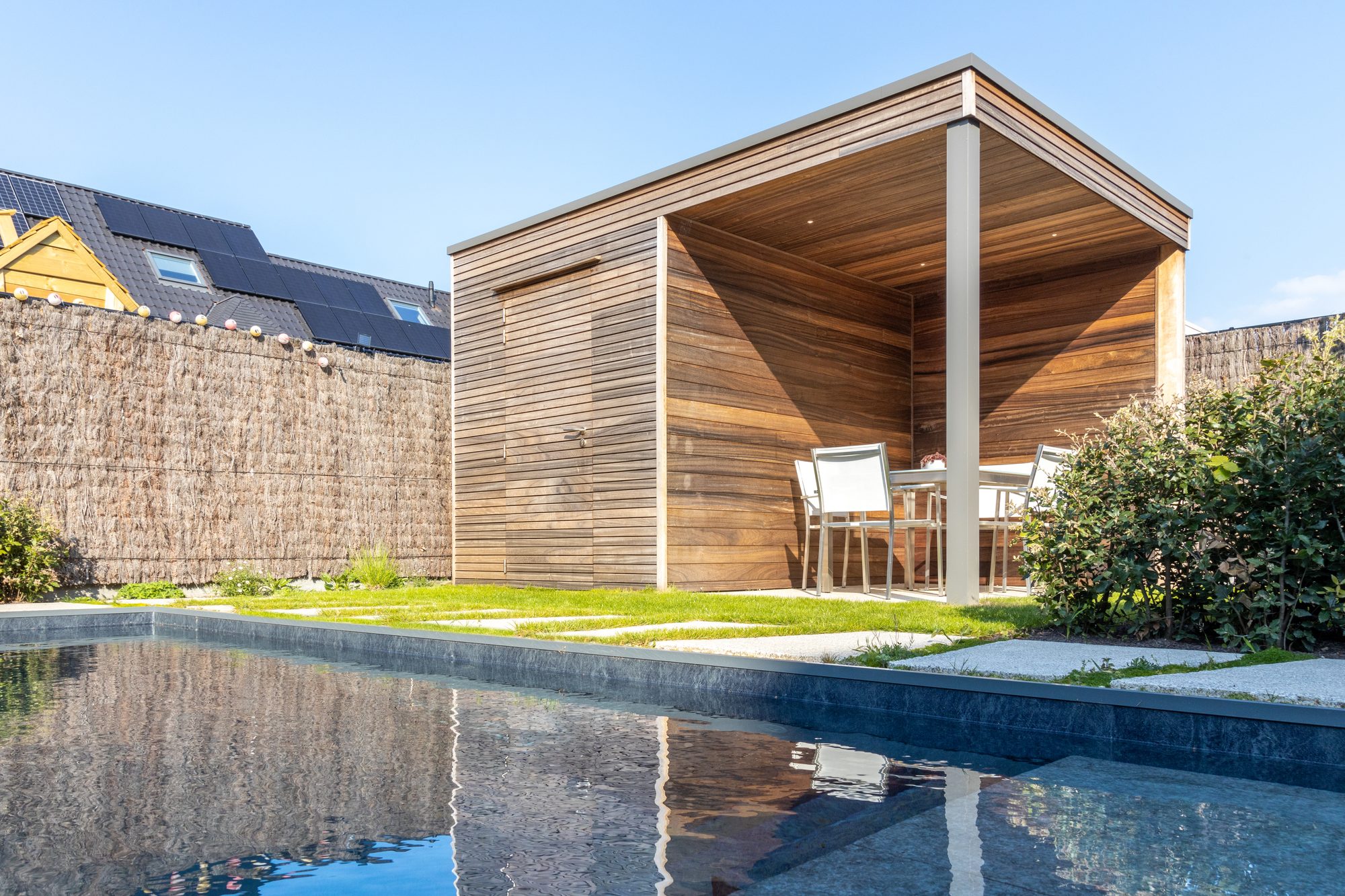 Abri de jardin avec auvent