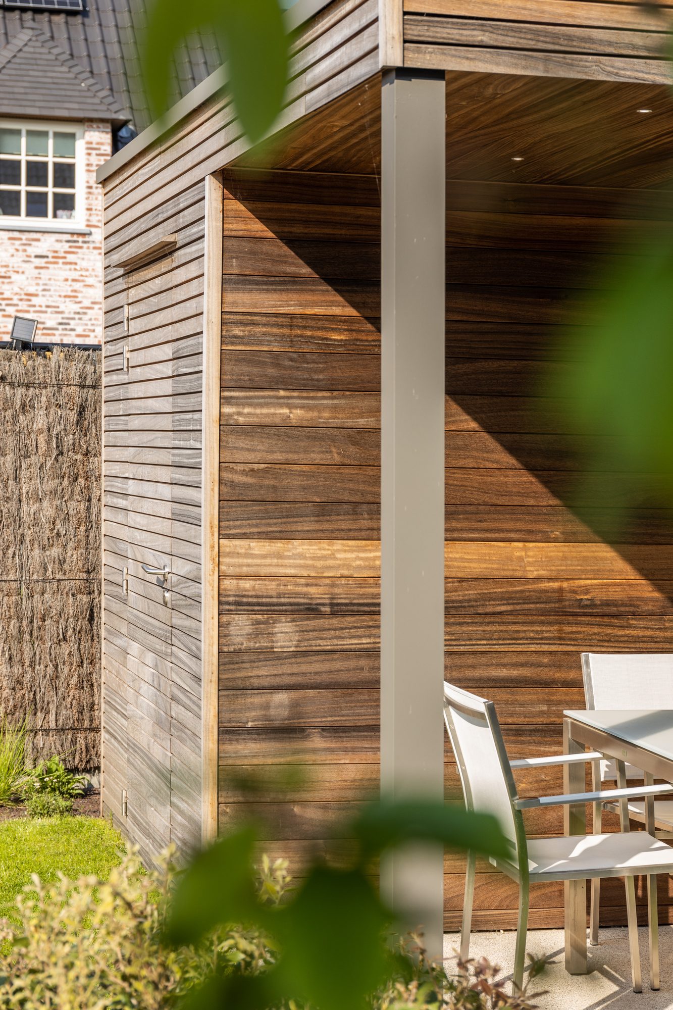 Détail poteau en aluminium abri de jardin