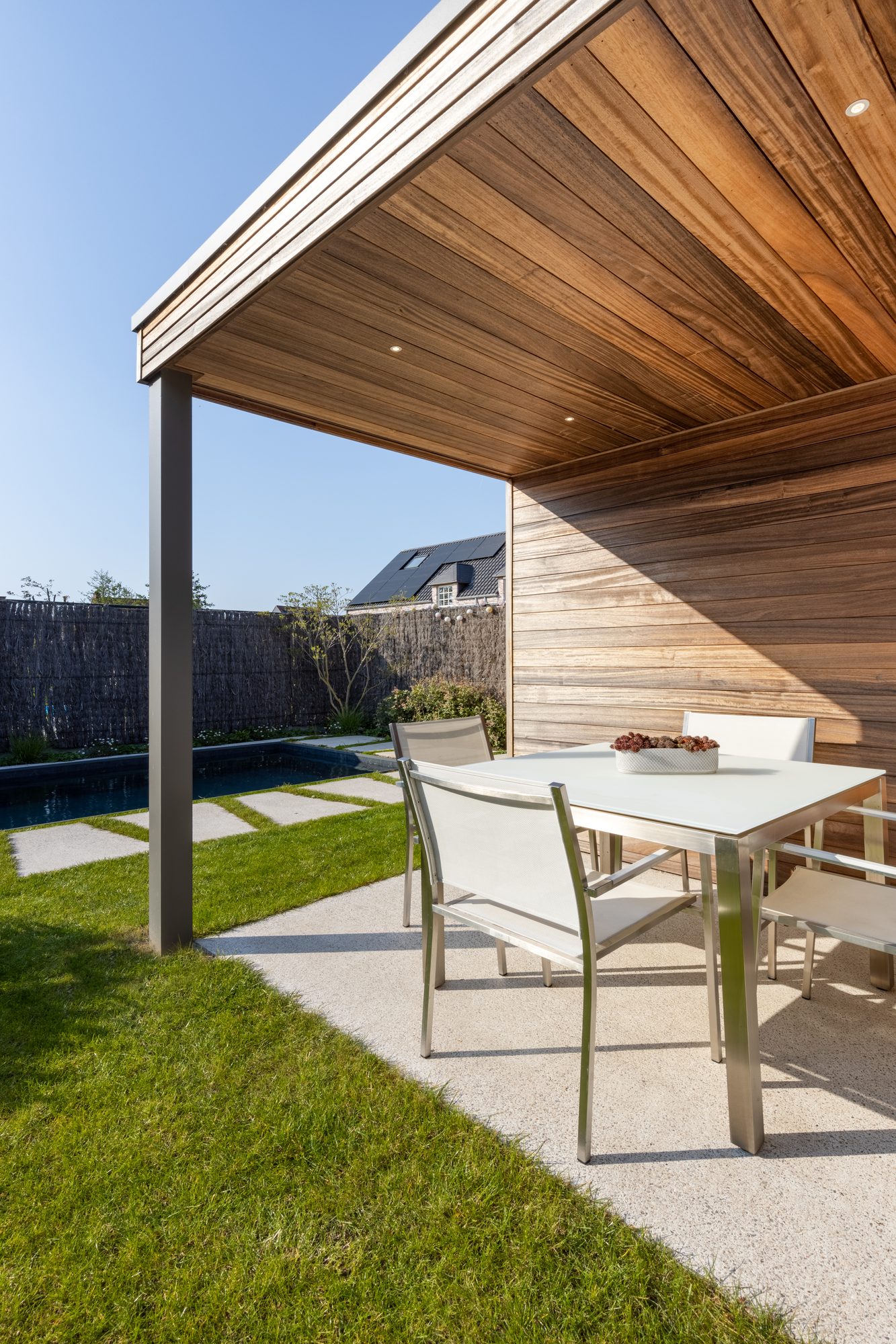 Auvent d'abri de jardin avec spots intégrés