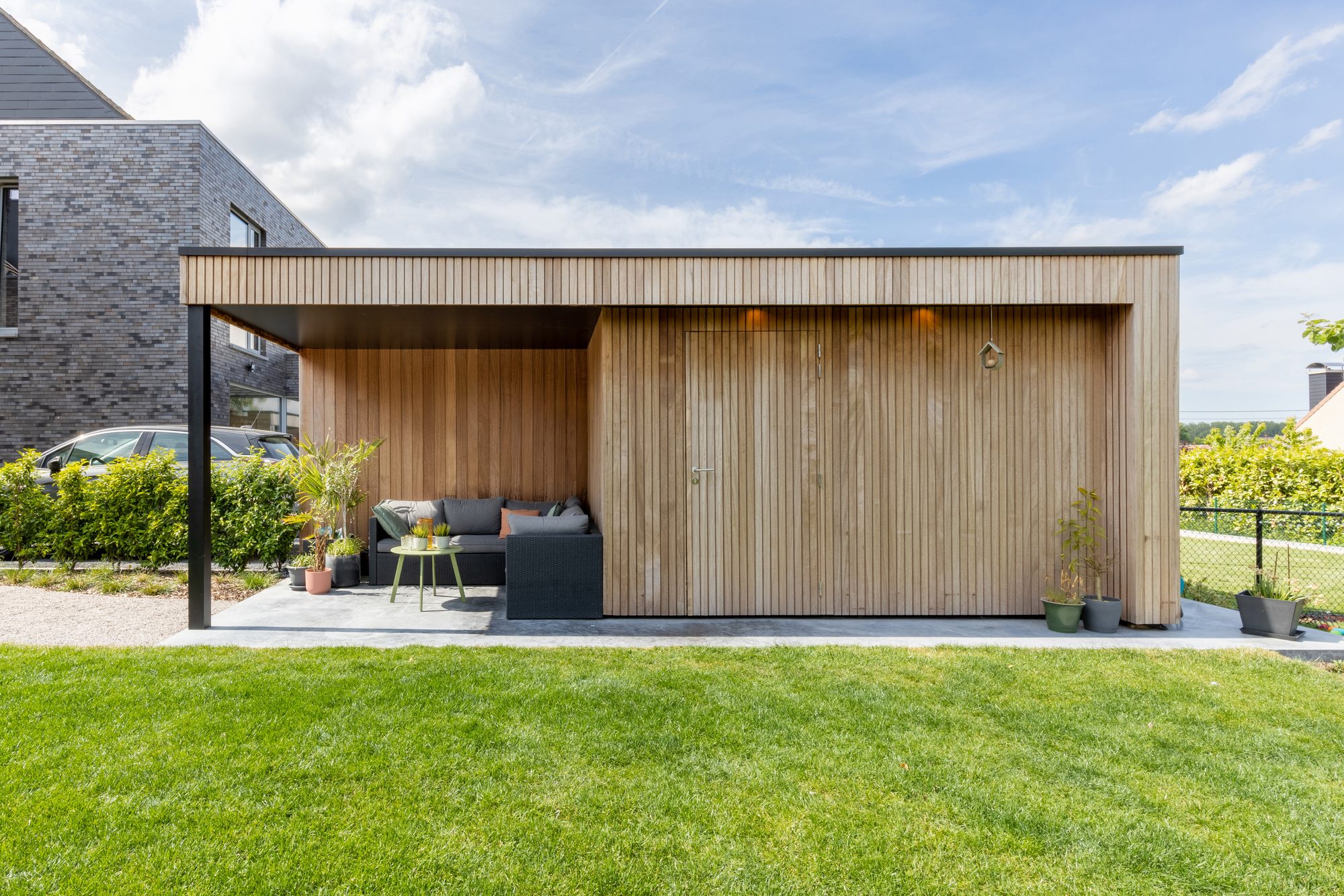 Modern tuinhuis met oversteek en berging
