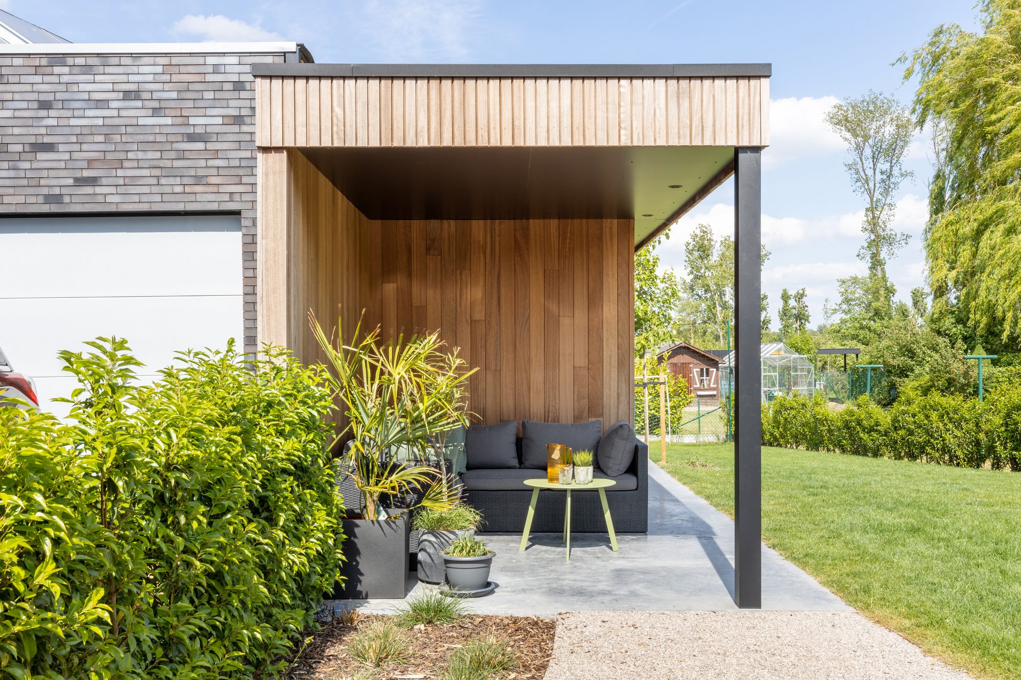 Tuinhuis met overdekte zithoek