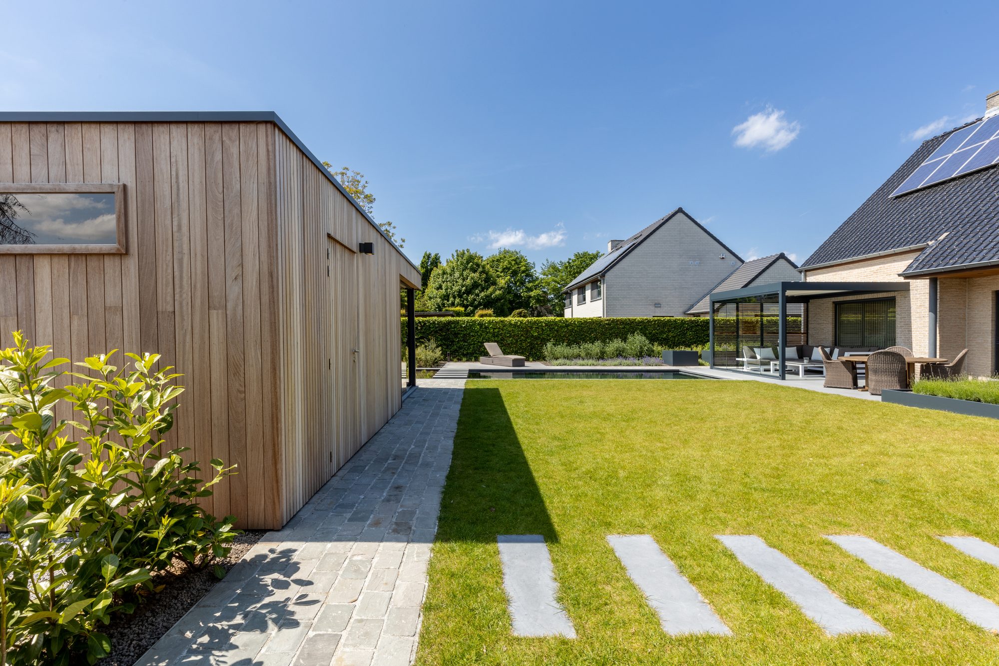 Abri de jardin avec abri de stockage et chambre de jardin