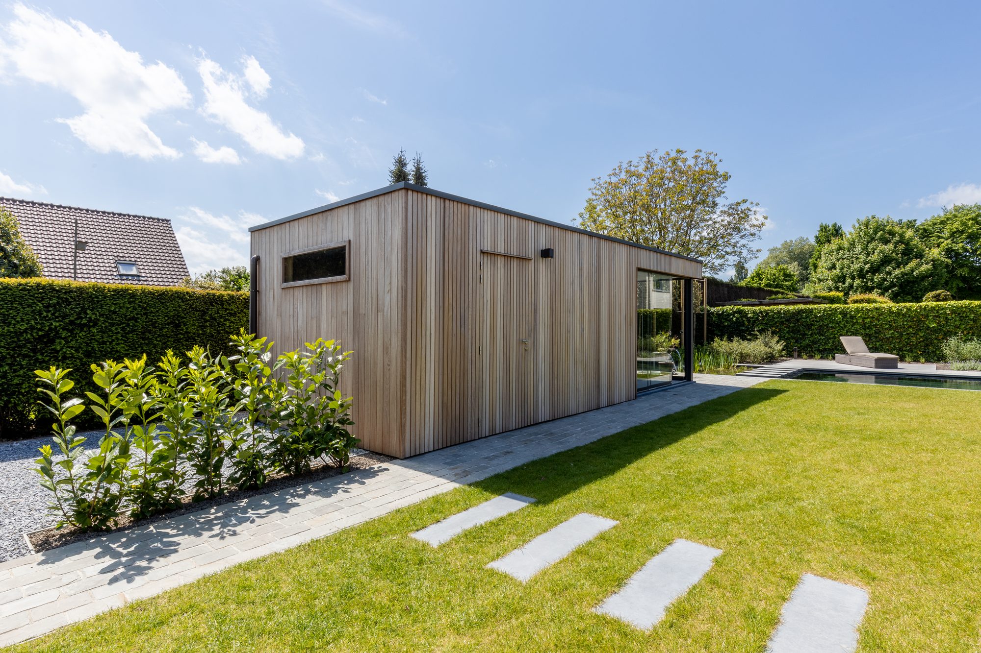 Abri de stockage en bois avec chambre de jardin couverte