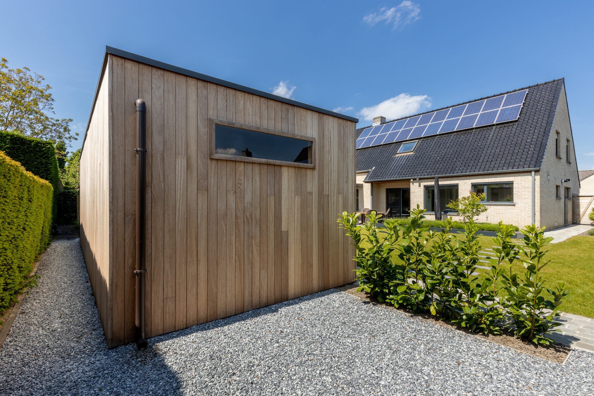 abri de stockage en bois iroko avec fenêtre fixe