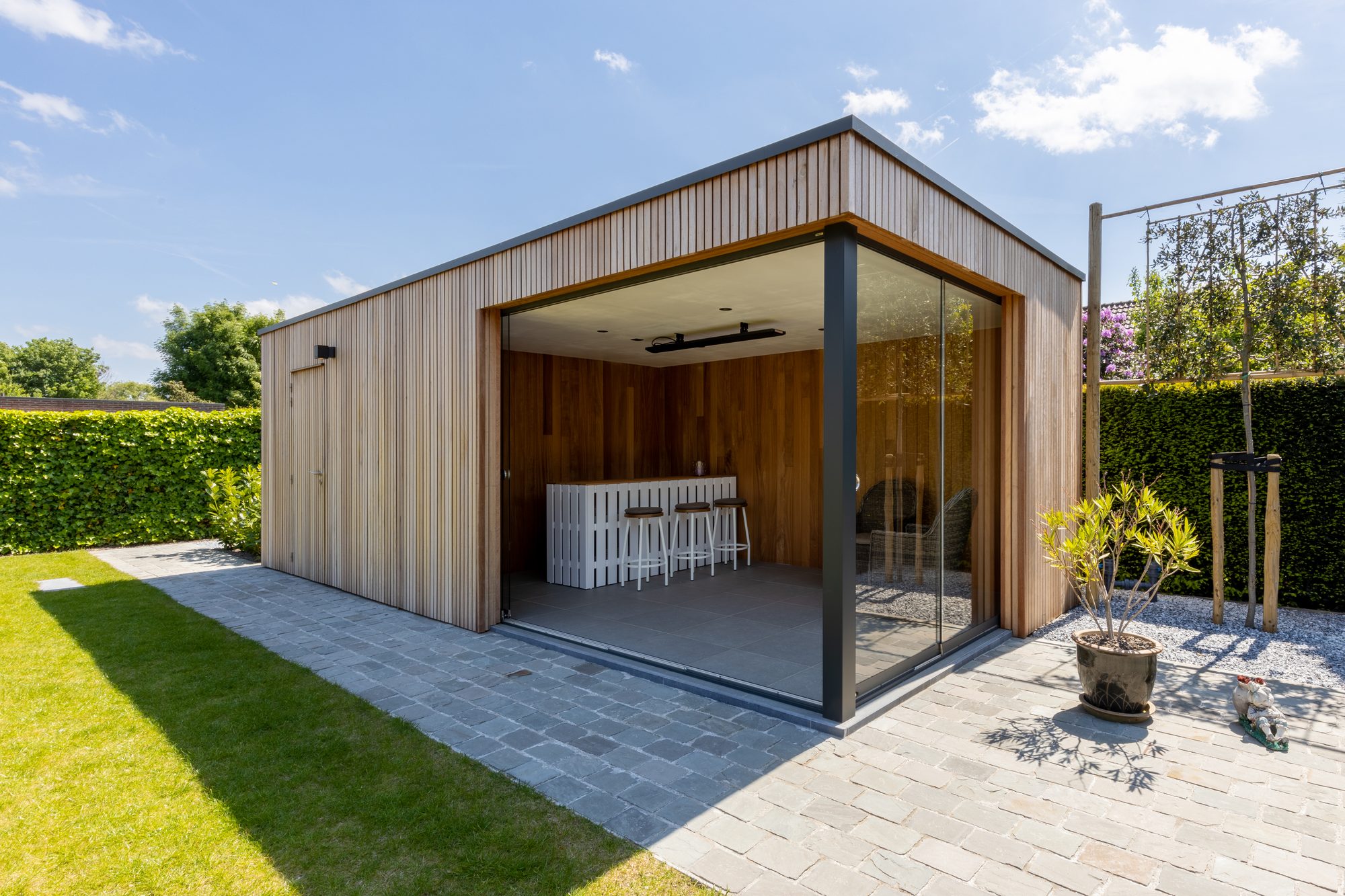 Abri de jardin avec local de stockage et salon de jardin
