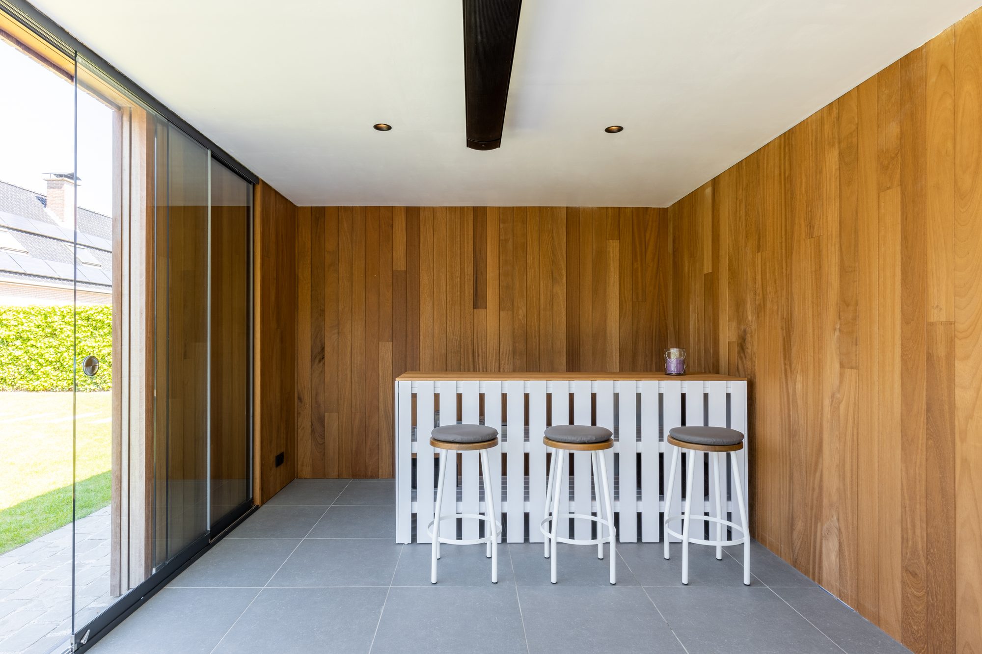 chambre de jardin avec bar et bande chauffante