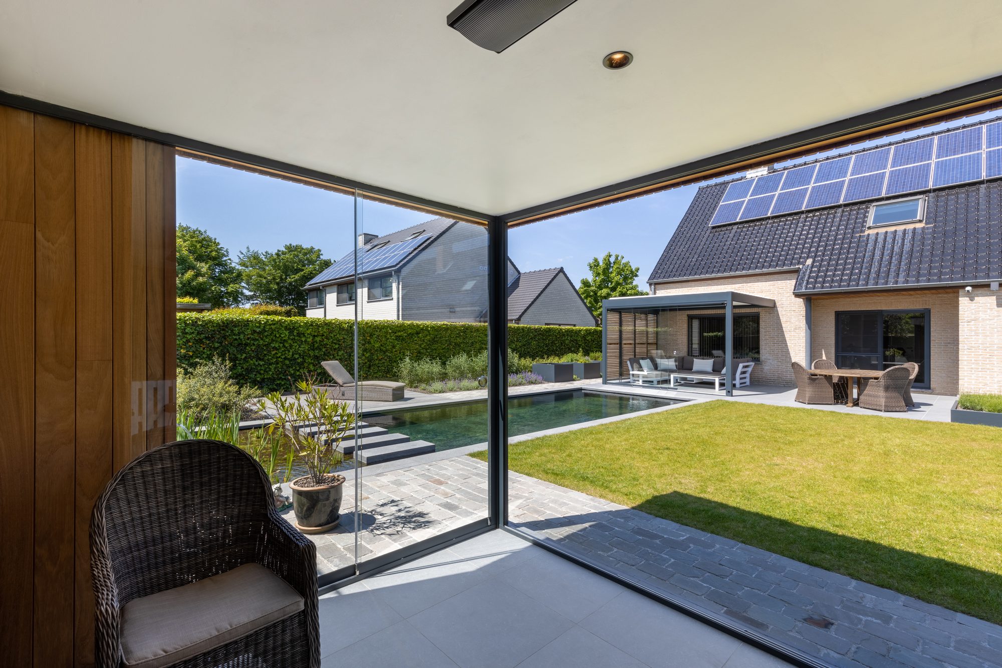 Salon couvert pool house moderne