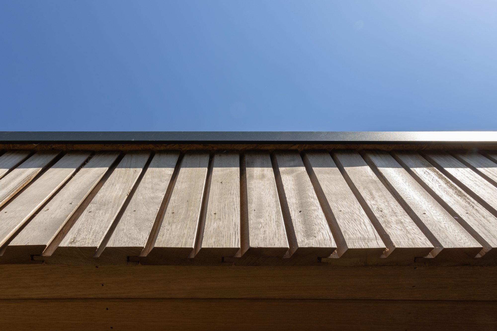 Bandeau de toiture en bois pool house moderne