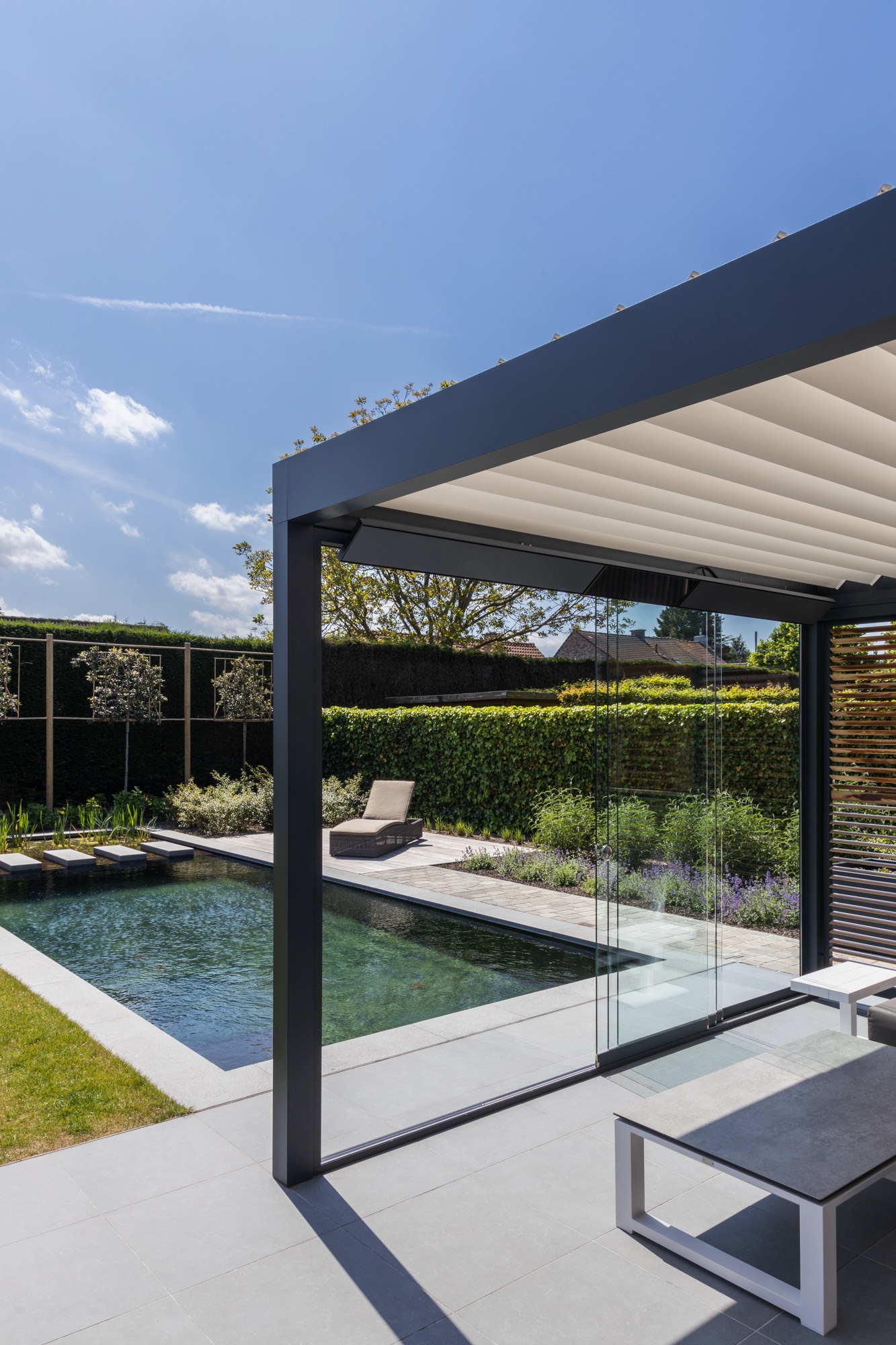 Pergola met lamellen, schuifwand en heaters