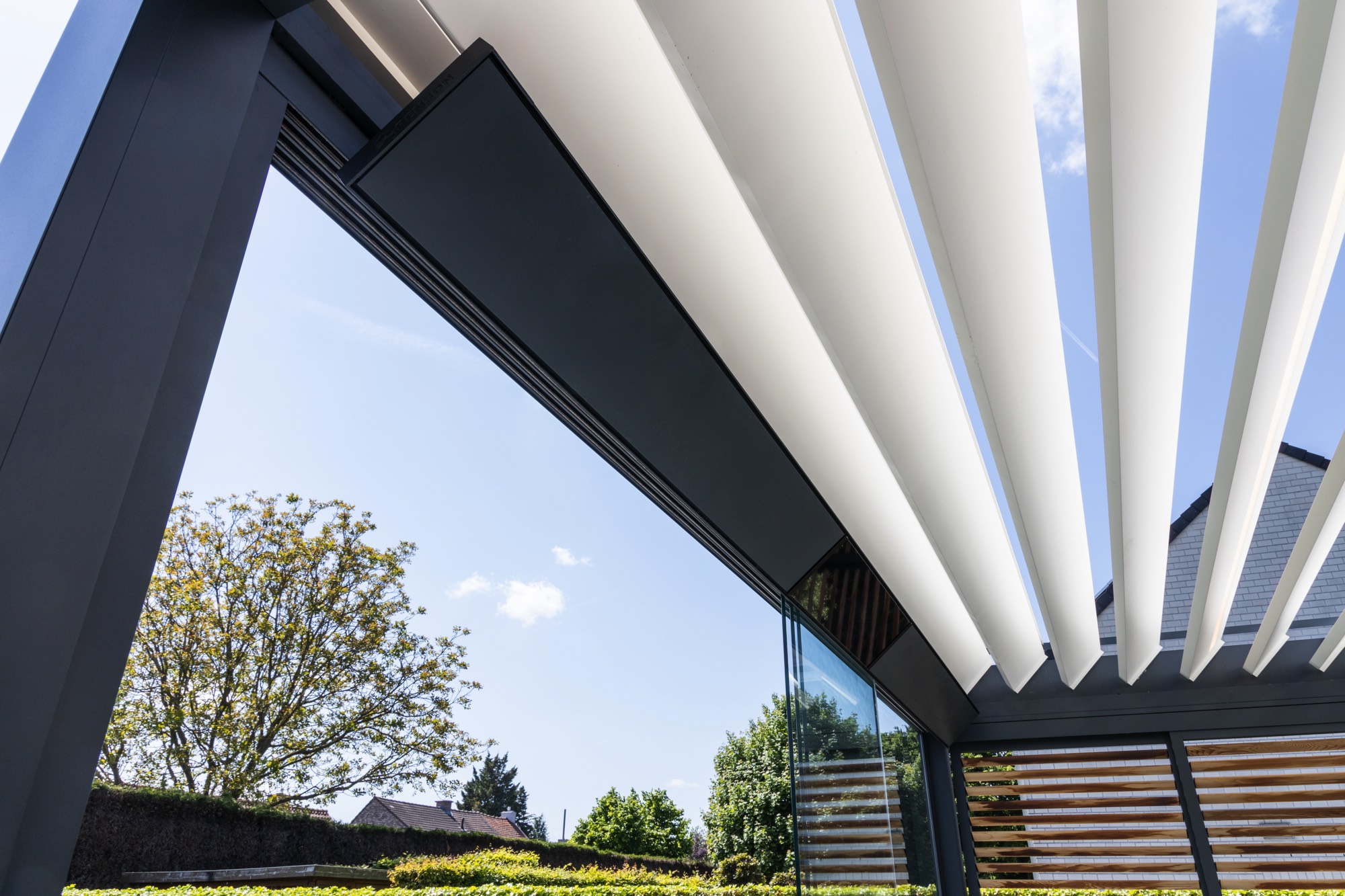 Terrasoverkapping met lamellen en verwarmingselementen