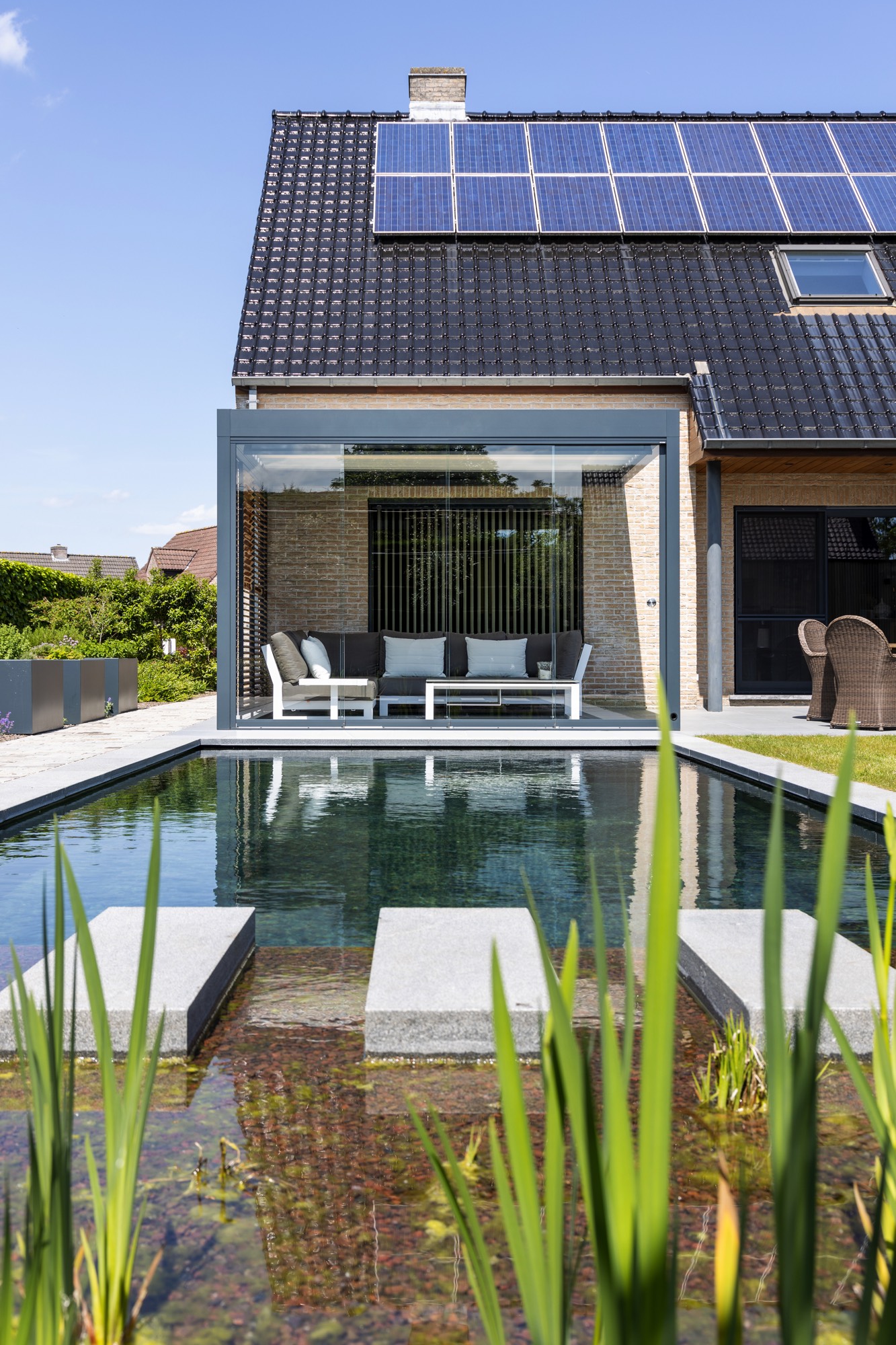 Terrasoverkapping met heaters, glaswand en lamellen