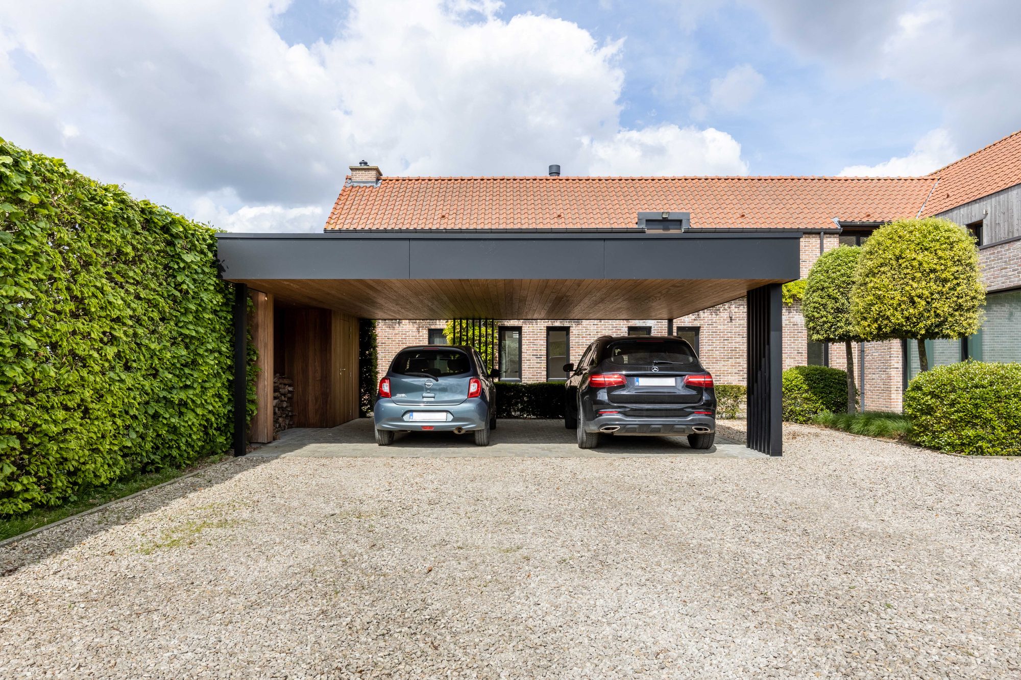 Strakke carport met volkern en hout