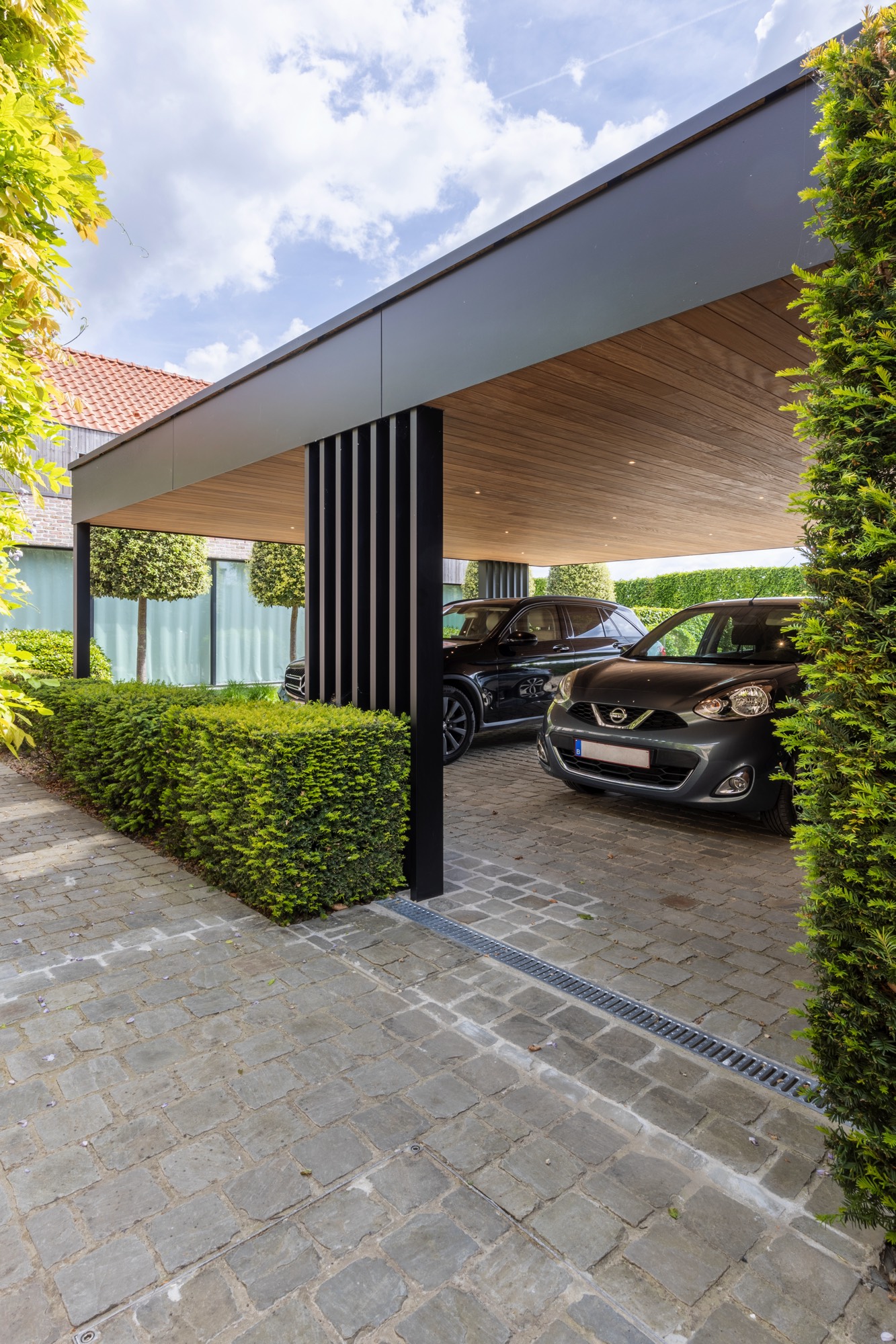 carport modern met hout en trespa