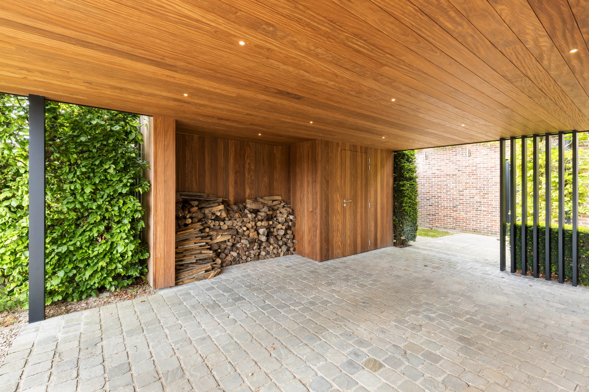 carport met houtopslagplaats