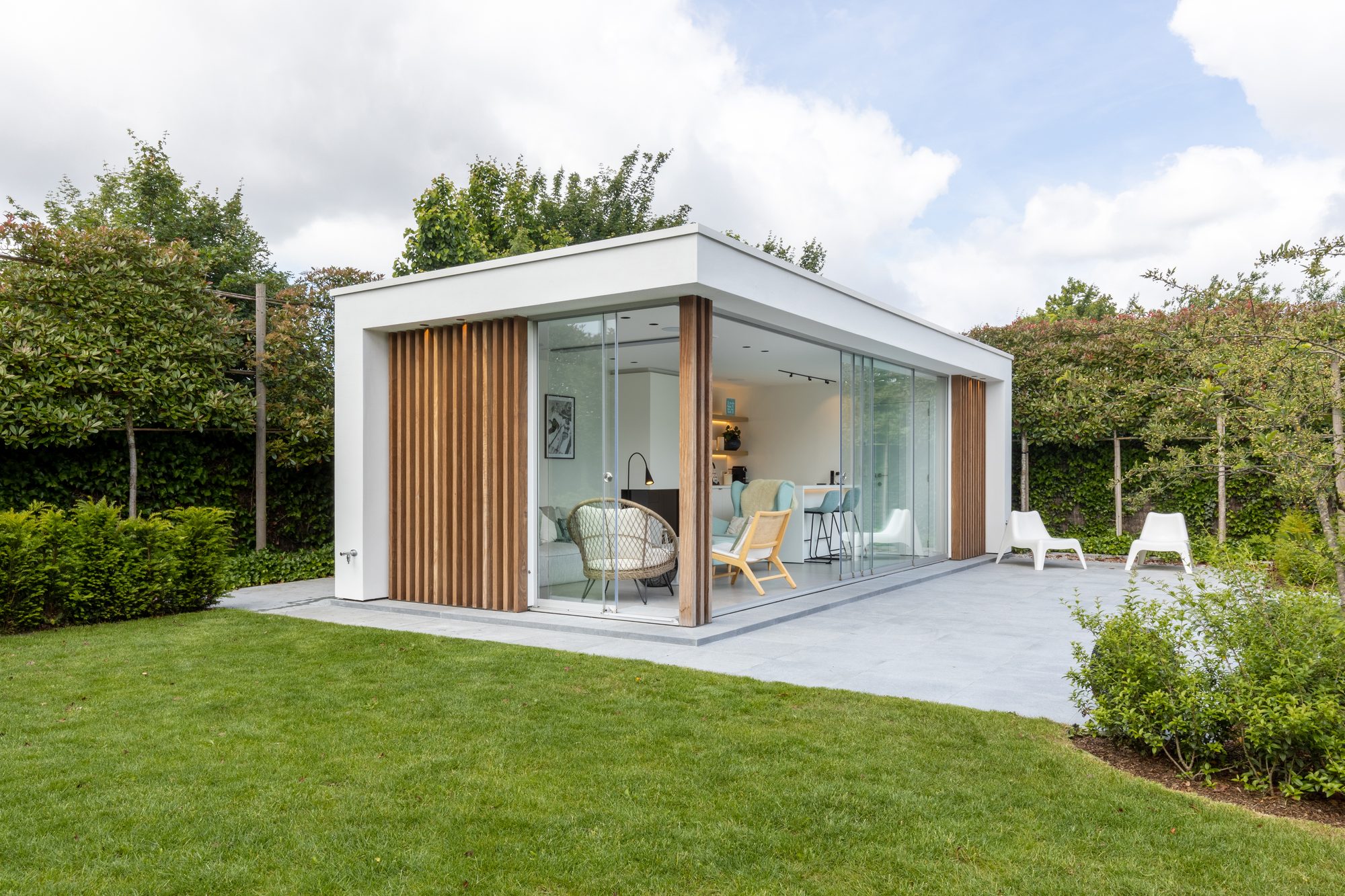 Poolhouse in Aquapanel met Afromosia palen en Sunflex schuiframen