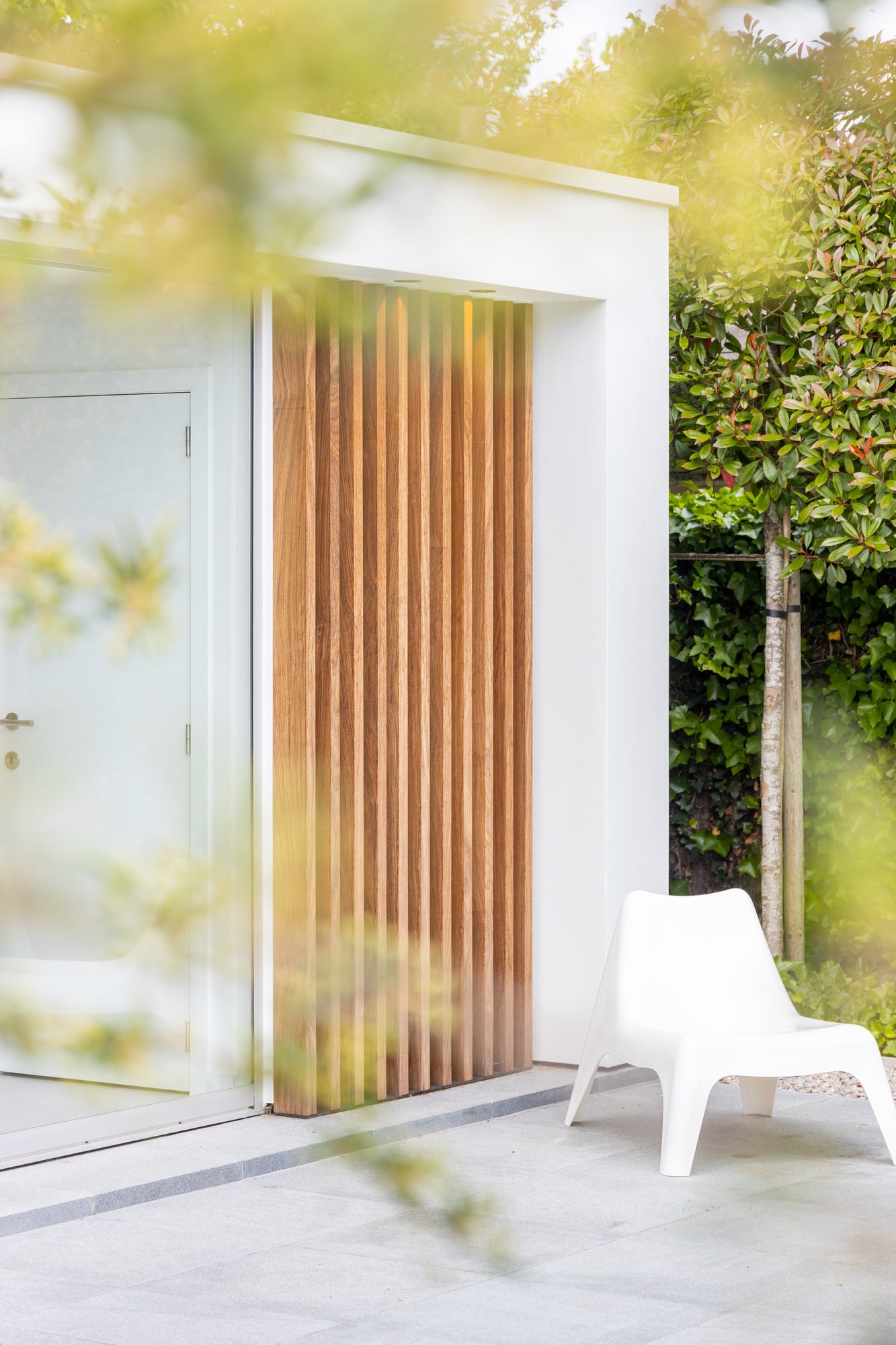 Afrormosia palen in poolhouse met aquapanel