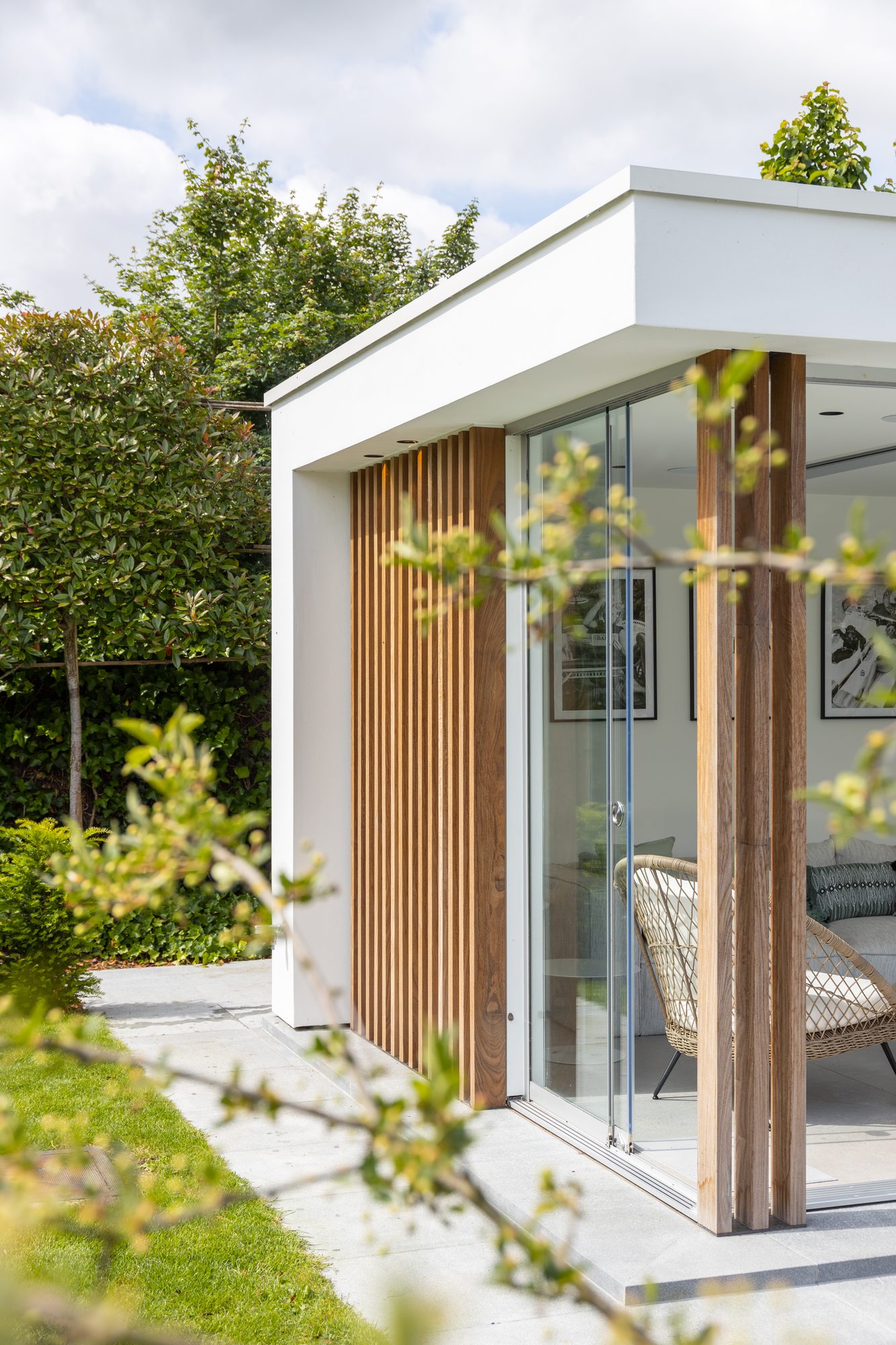 Witte Poolhouse met houten palen