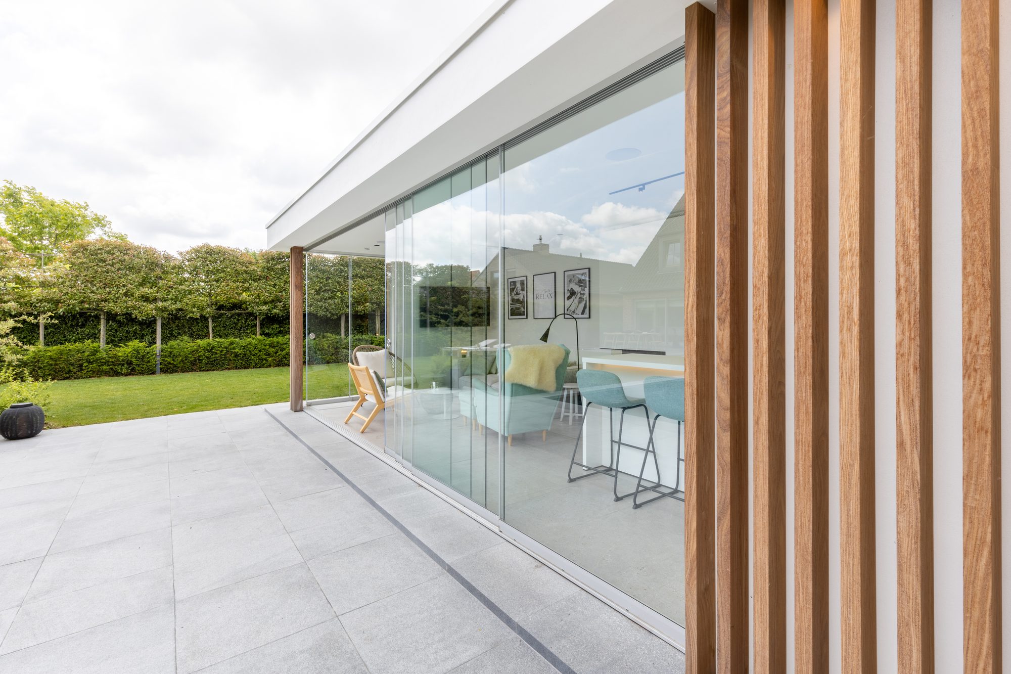 Poolhouse met Sunflex schuiframen en Afrormosia palen