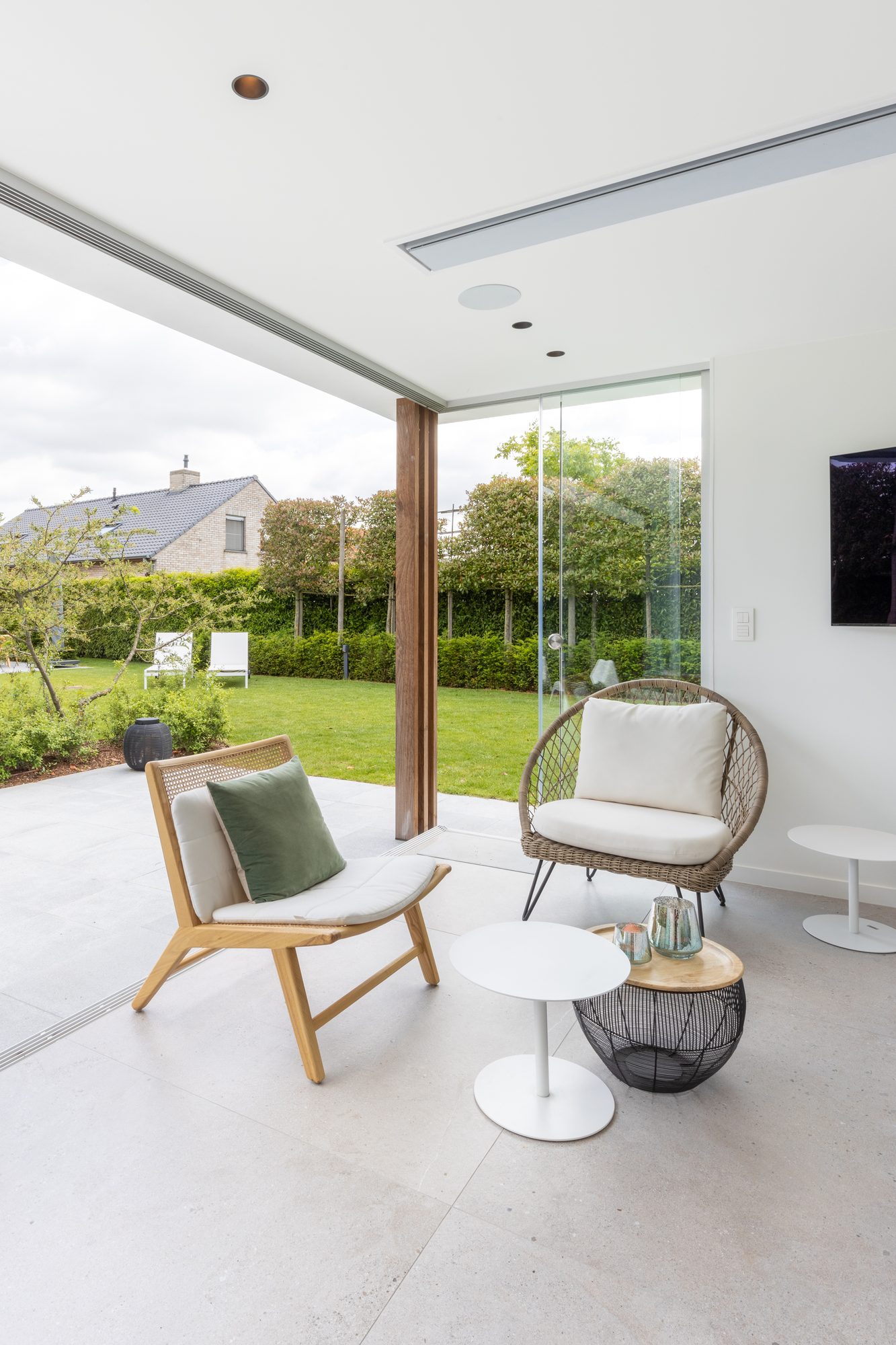 Ingebouwde spotjes en heatstrip in plafond poolhouse