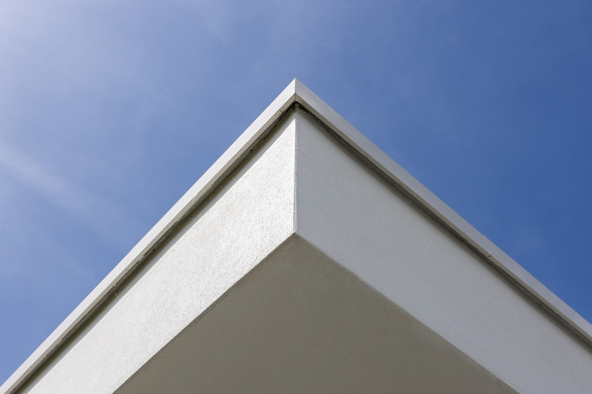 Detail afgewerkte aquapanel en aluminium dakrandprofiel