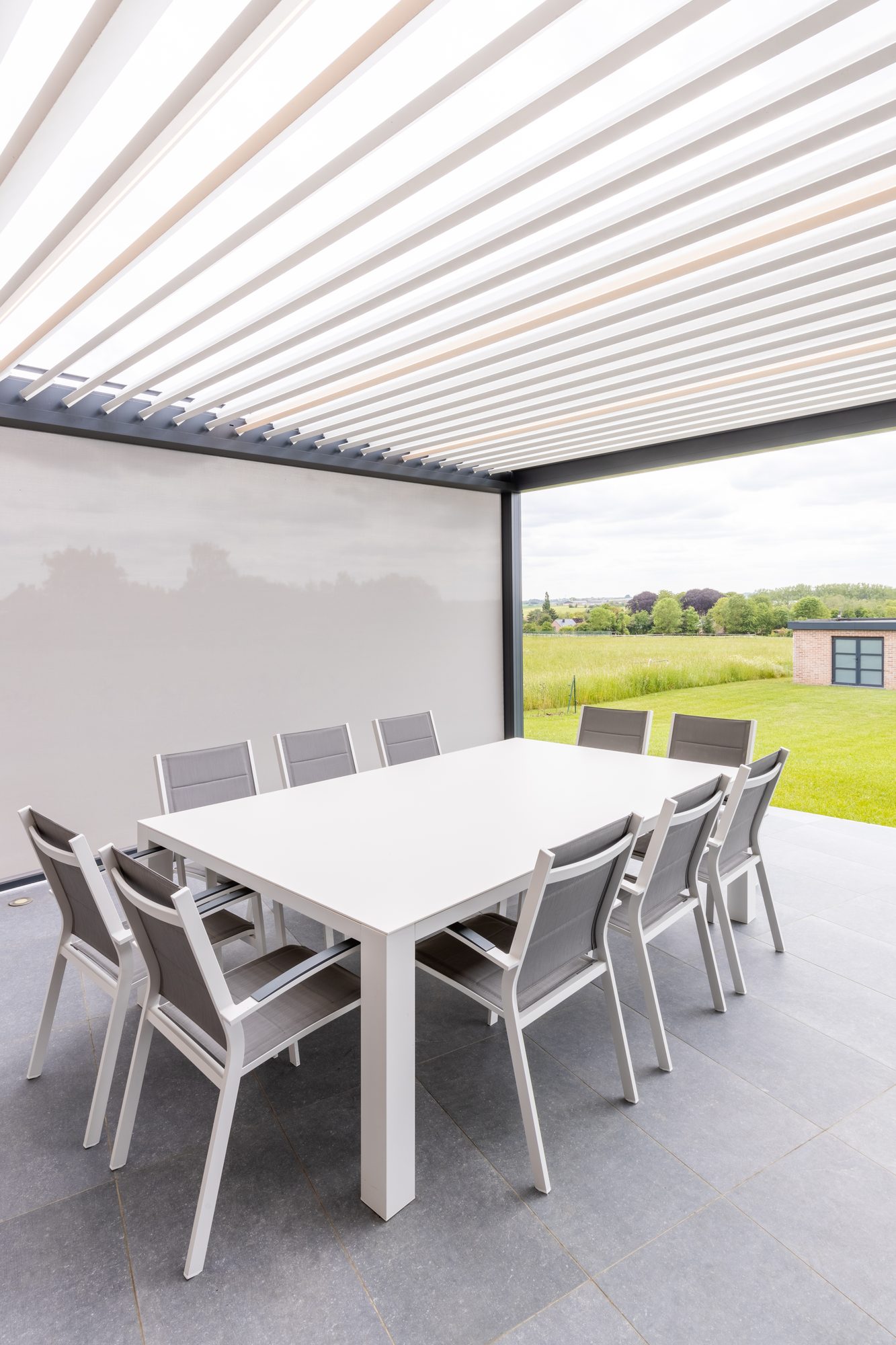 Pergola avec store extérieur fermé