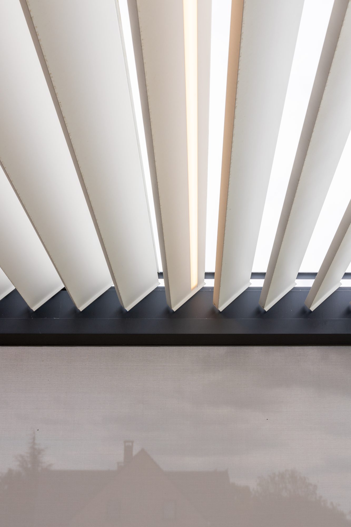 Détail du toiture à lamelles Camargue de Renson avec bandeau LED