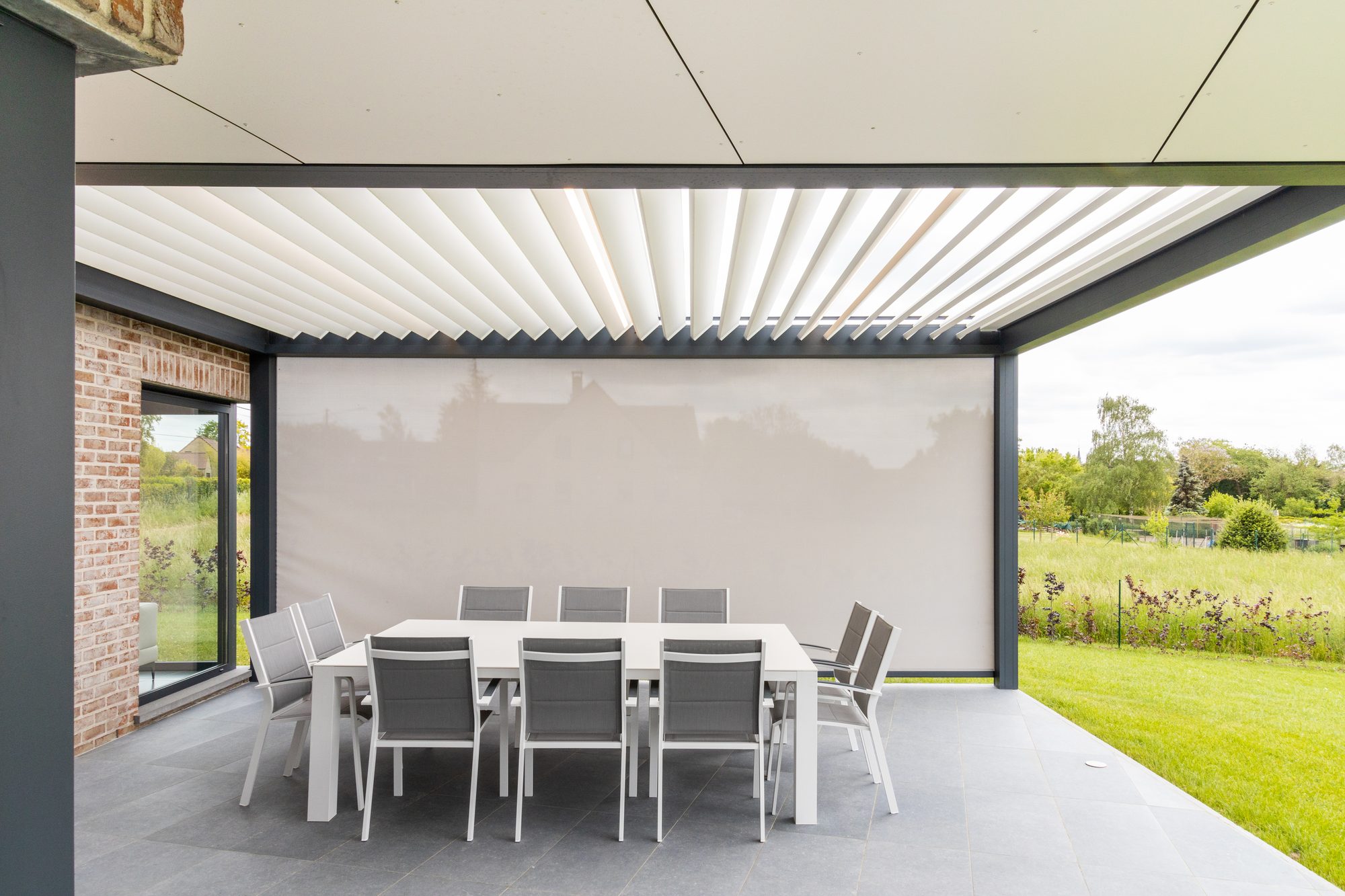 Pergola avec store extérieur électrique