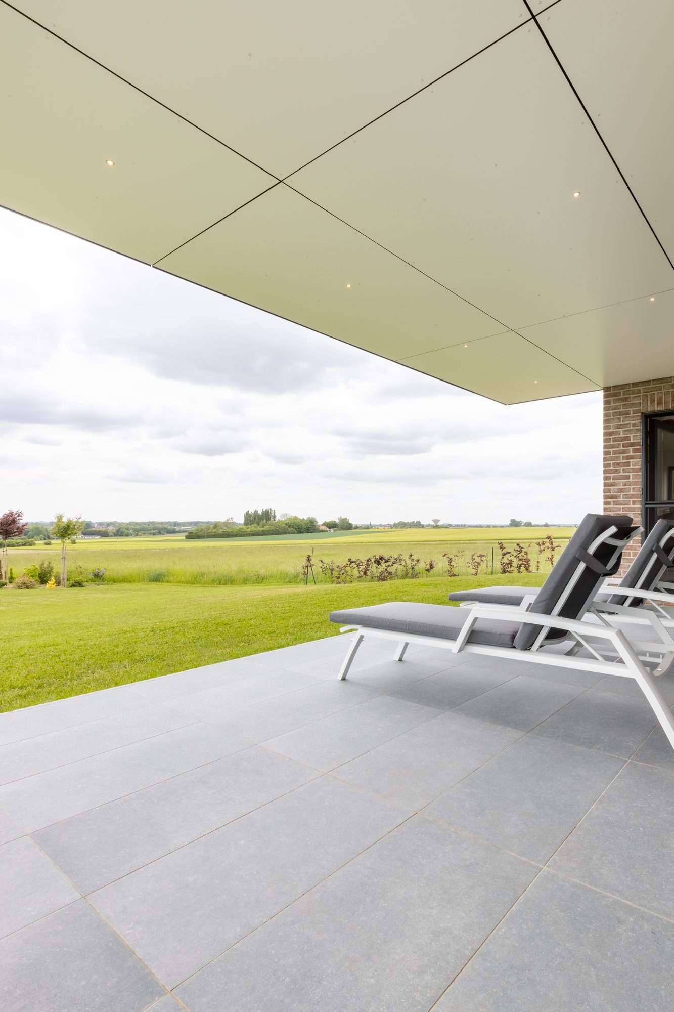 Toit de pergola en Trespa avec spots intégrés