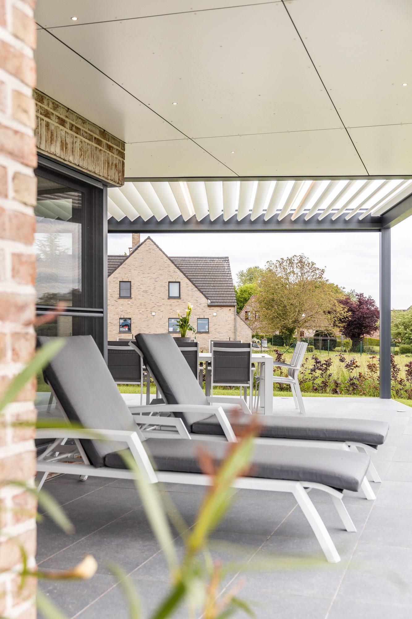 Chaises de détente sous pergola en Trespa et aluminium