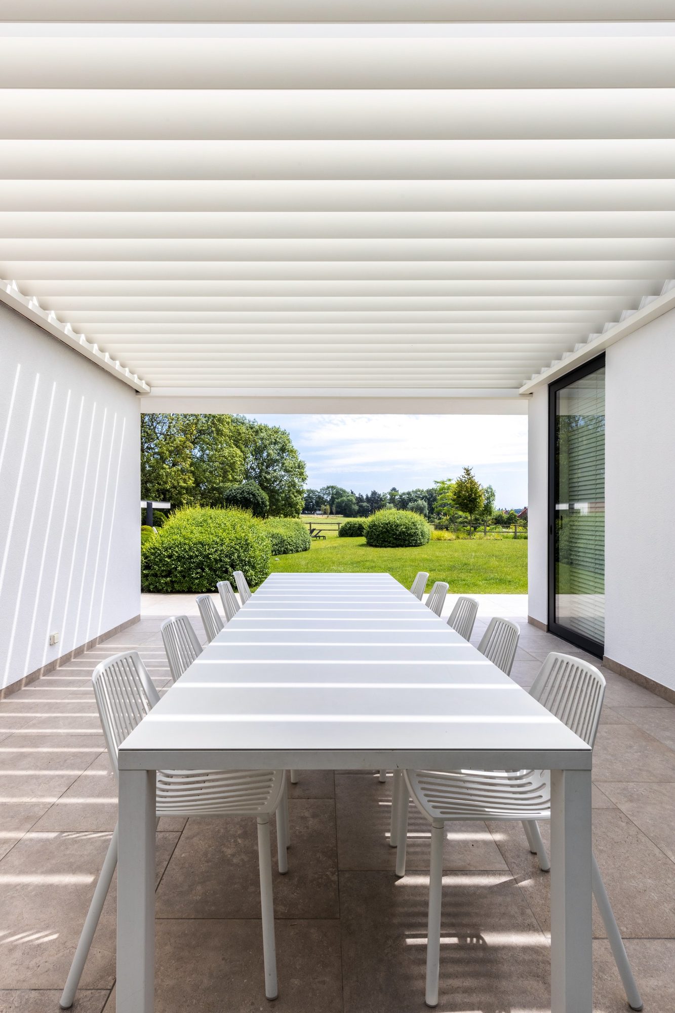 Toit de terrasse blanc à lamelles