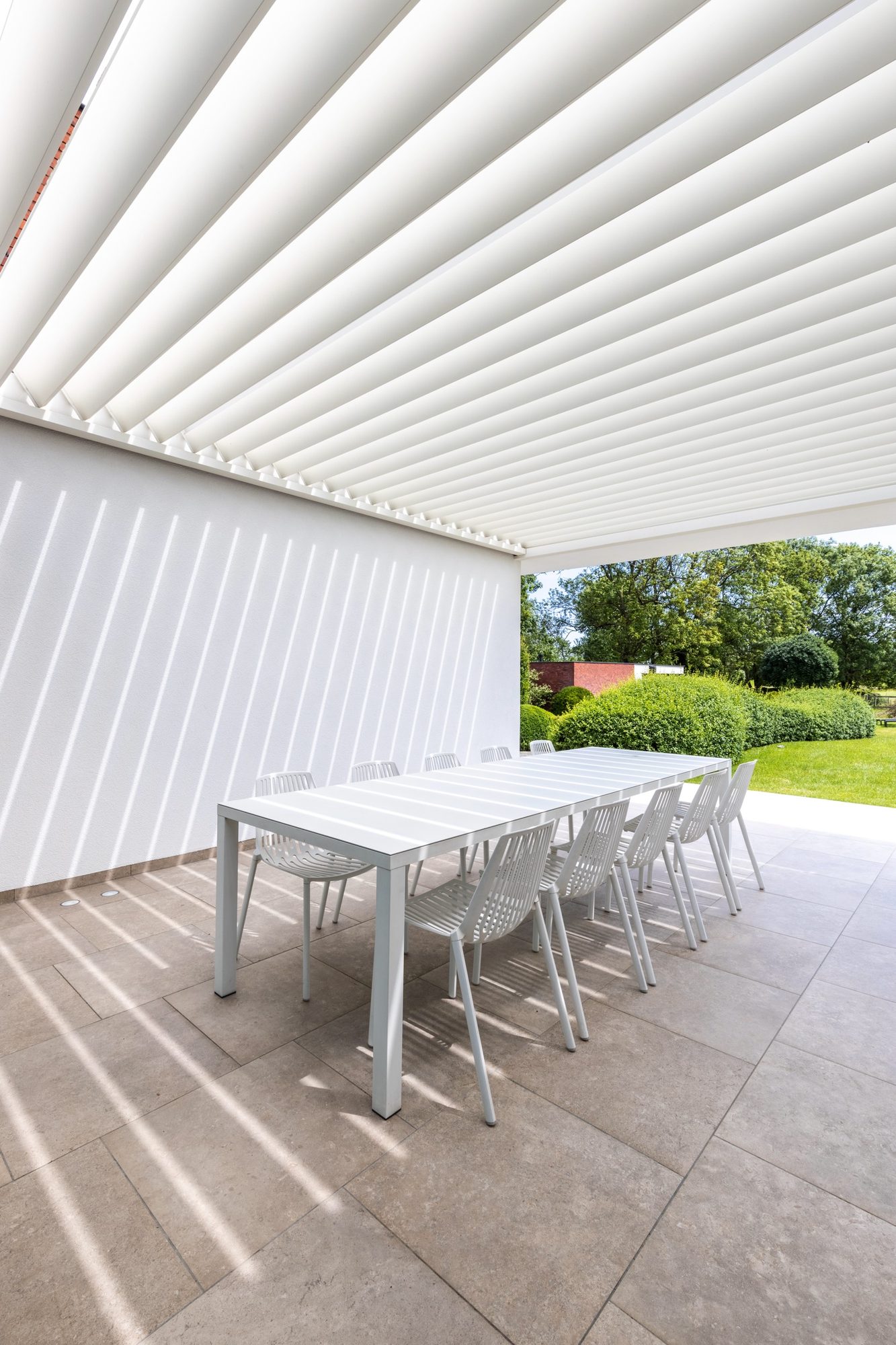 Pergola blanche à lamelles mobiles