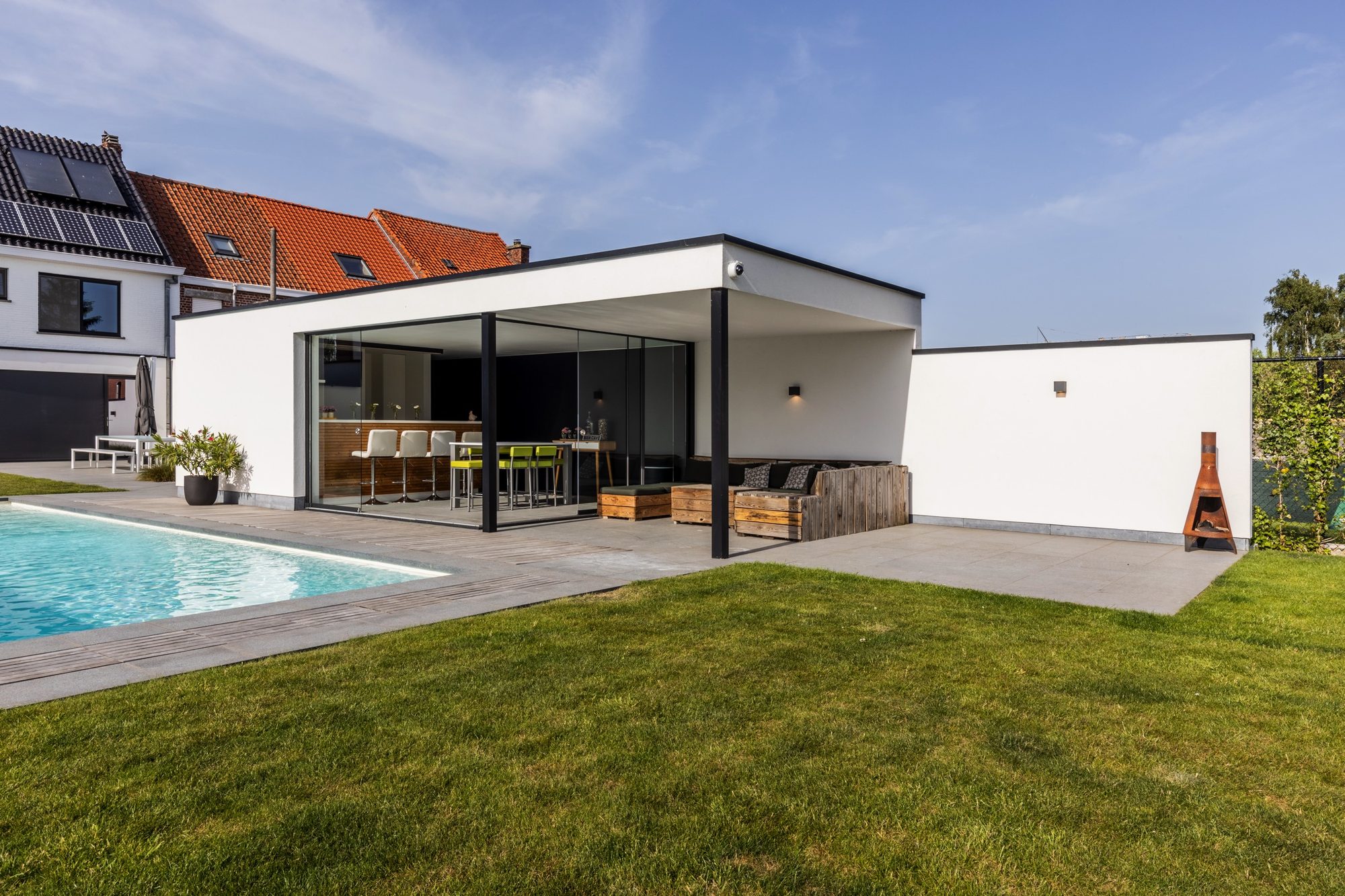 Pool house blanc modern en crépi