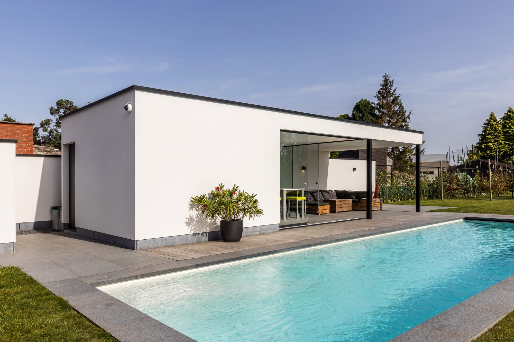 Abri de piscine blanc en crépi