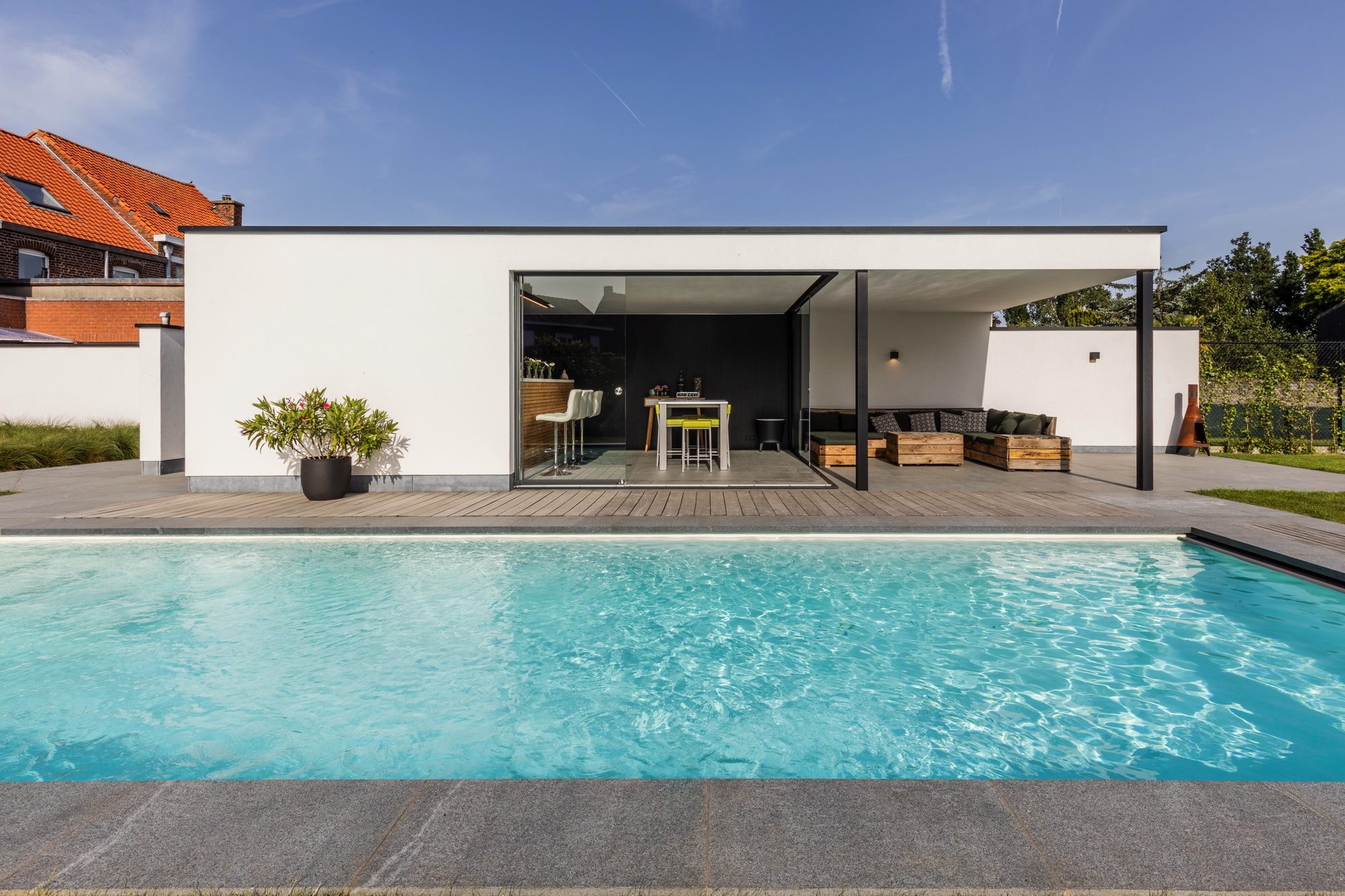 Abri de piscine moderne en crépi blanc