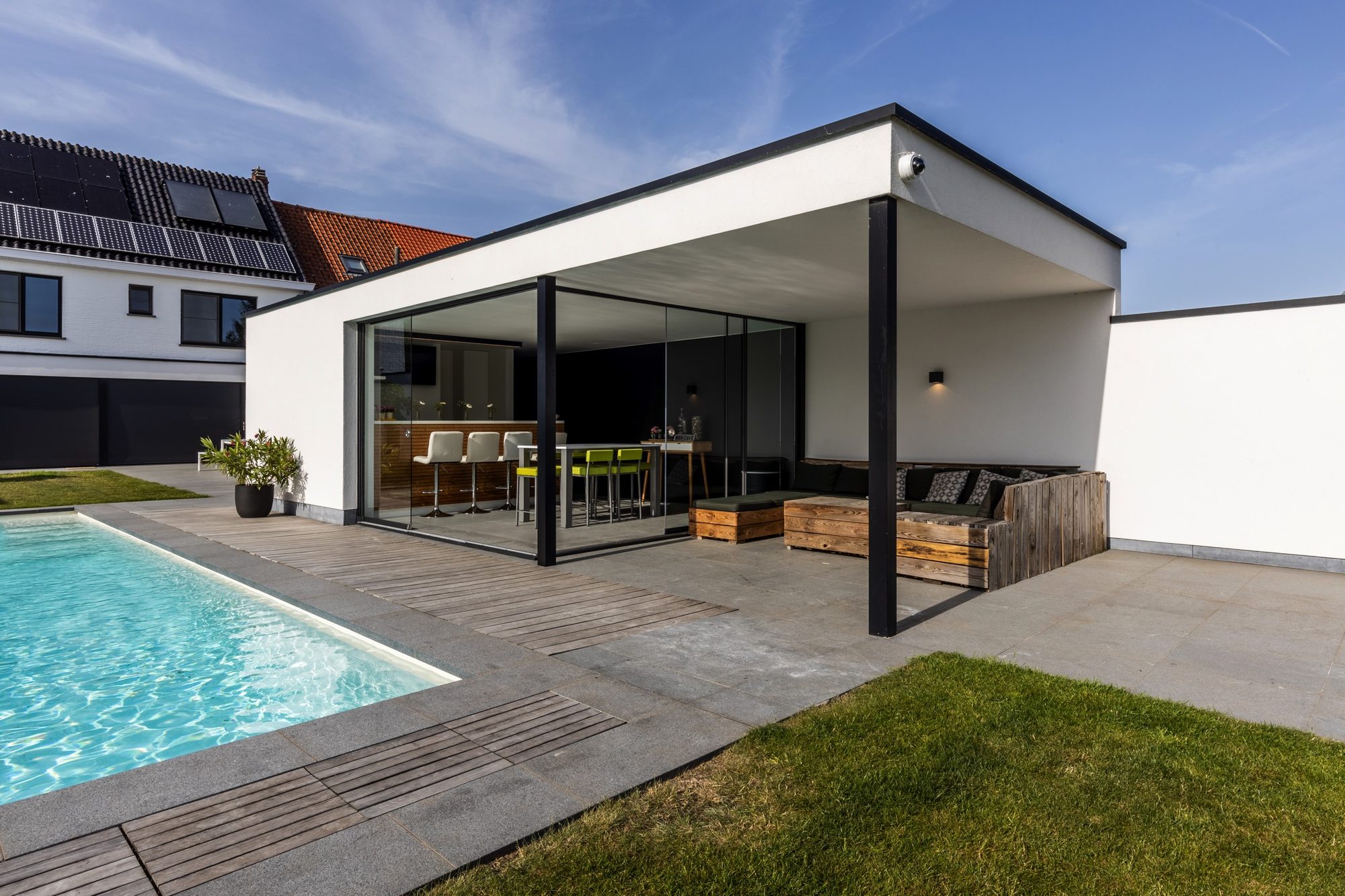 Annexe moderne en crépi blanc