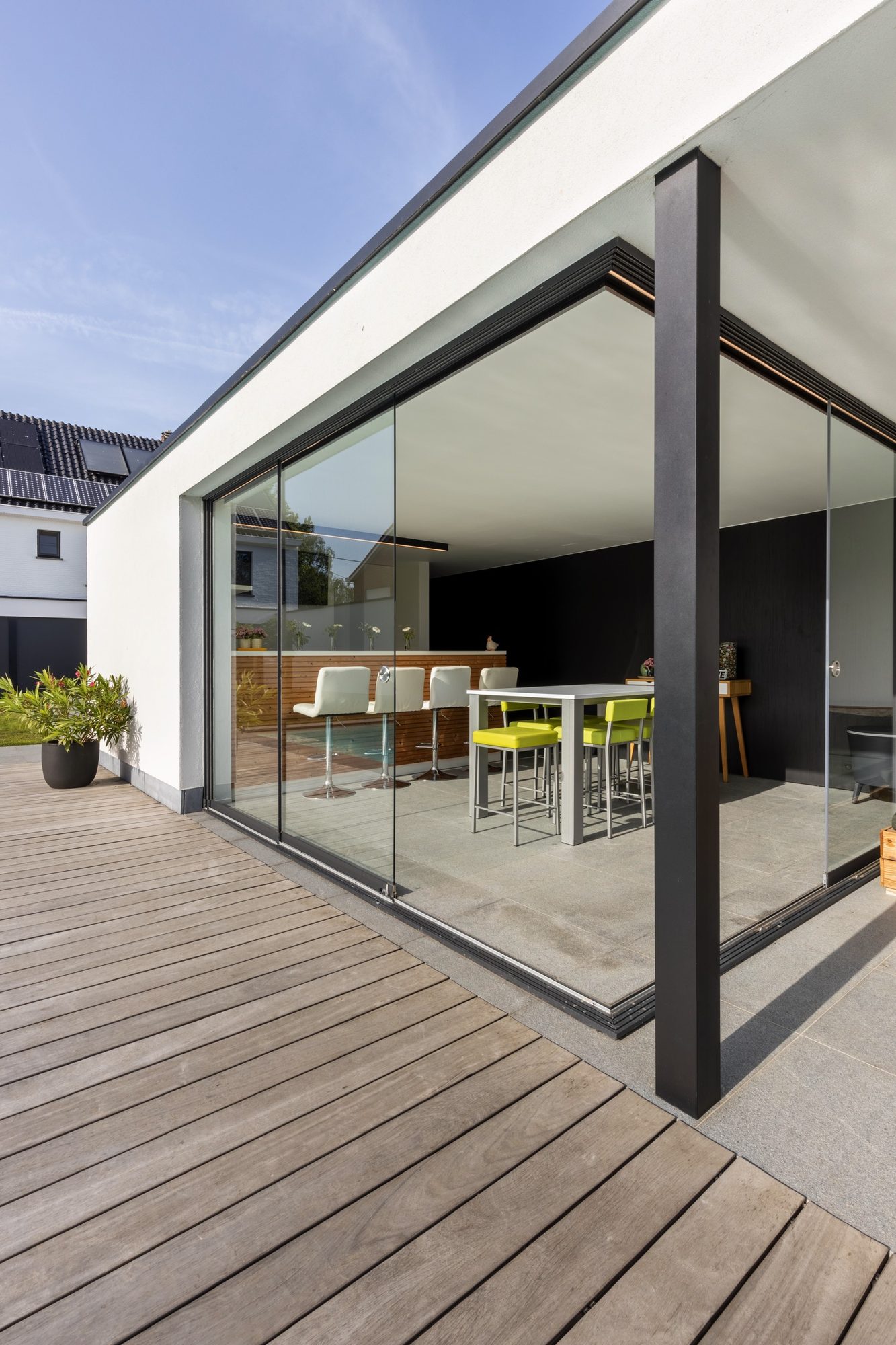Pool house avec bar intérieur