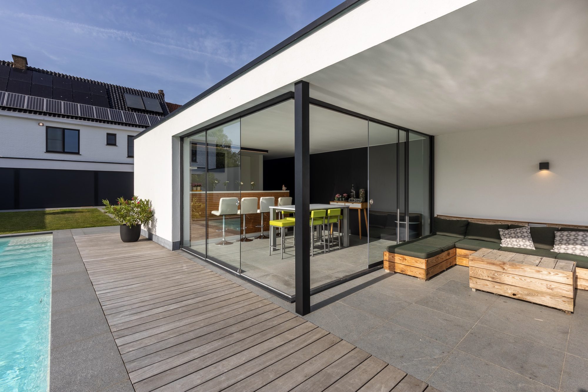 Pool house blanc avec bar et auvent