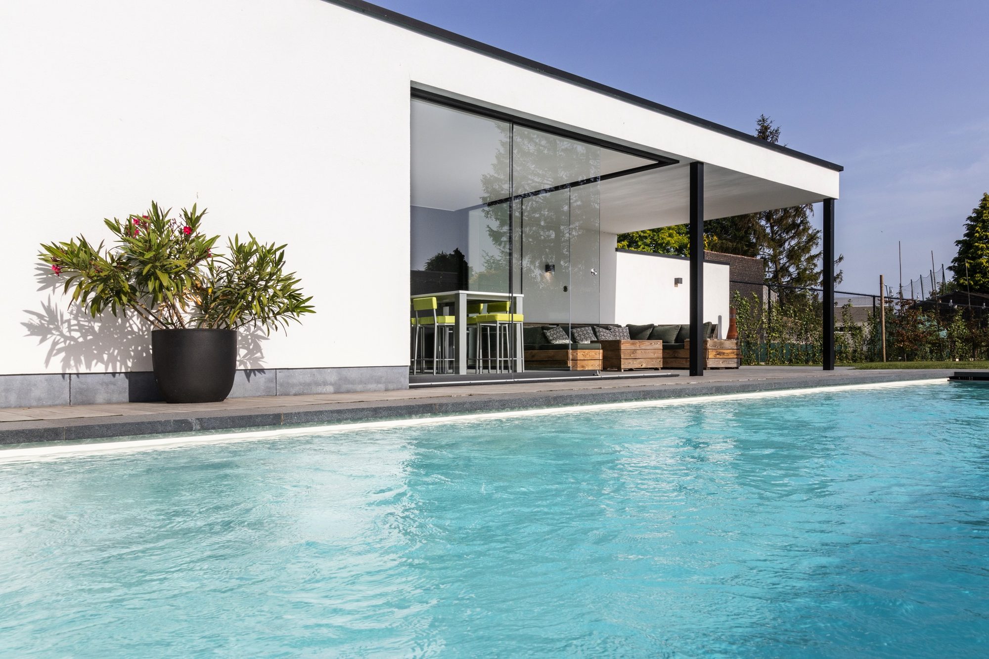 Abri de piscine en crepi
