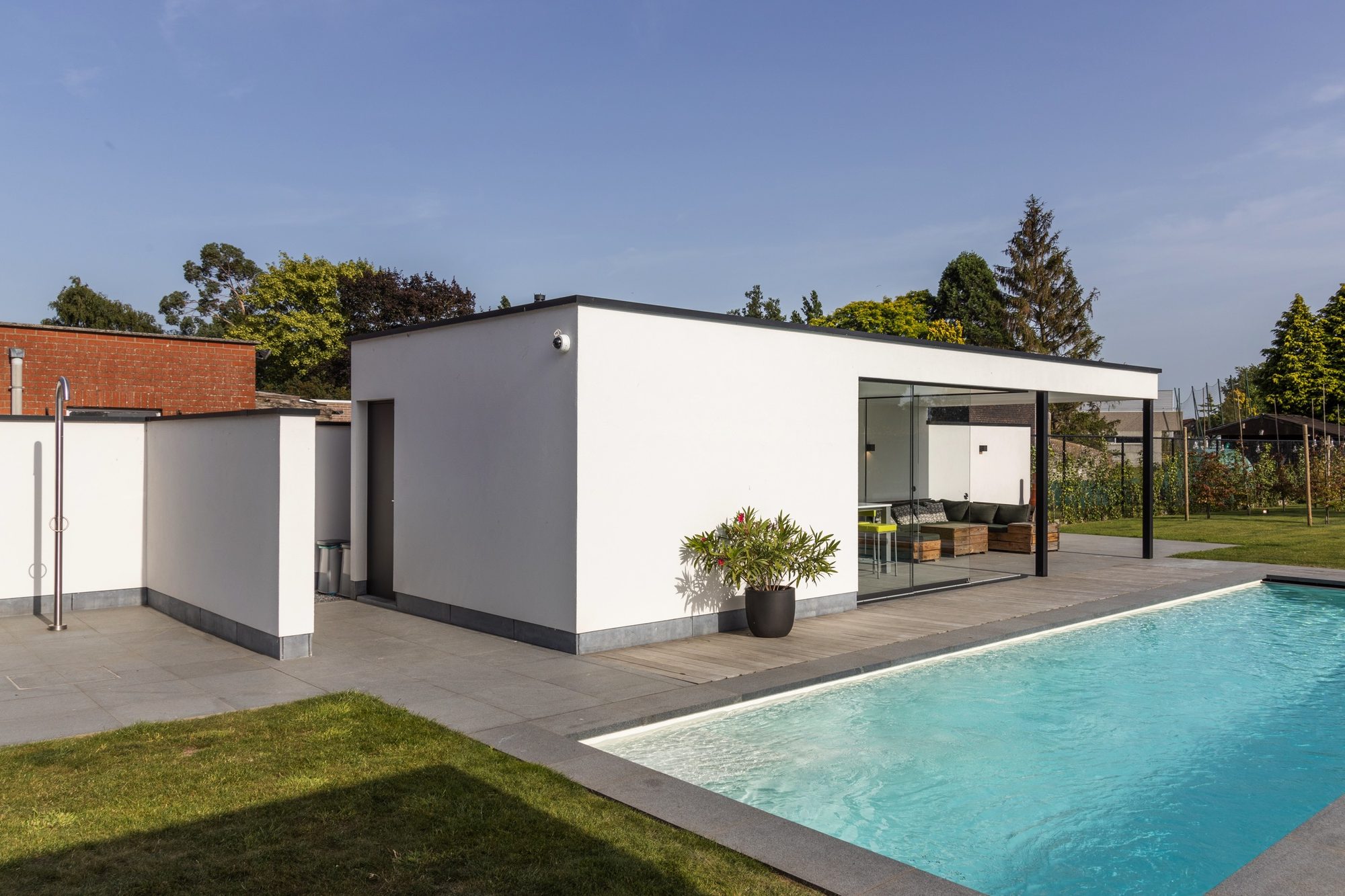 Pool house crépi blanc
