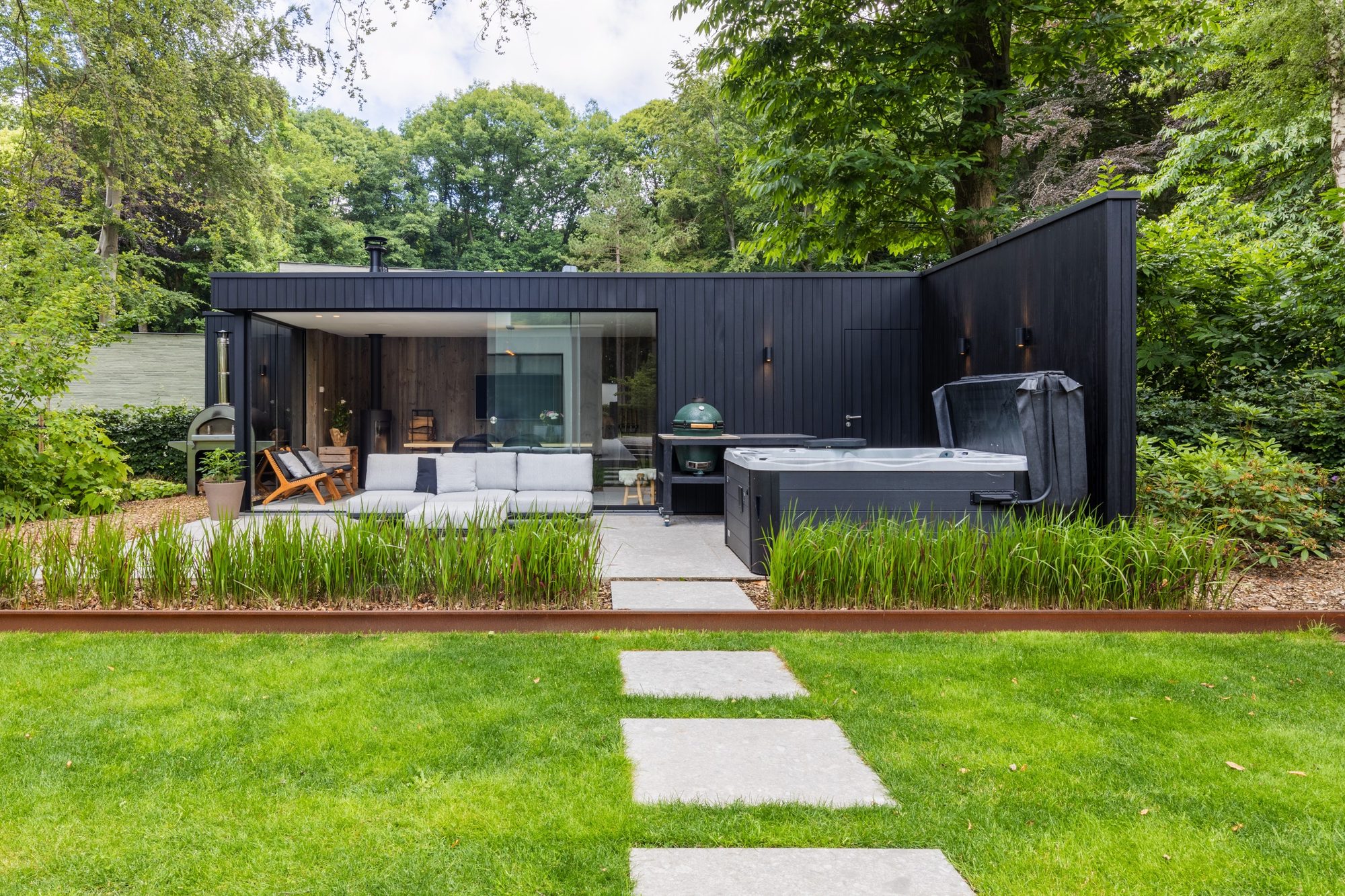 Chambre de jardin en couleur noire avec jacuzzi