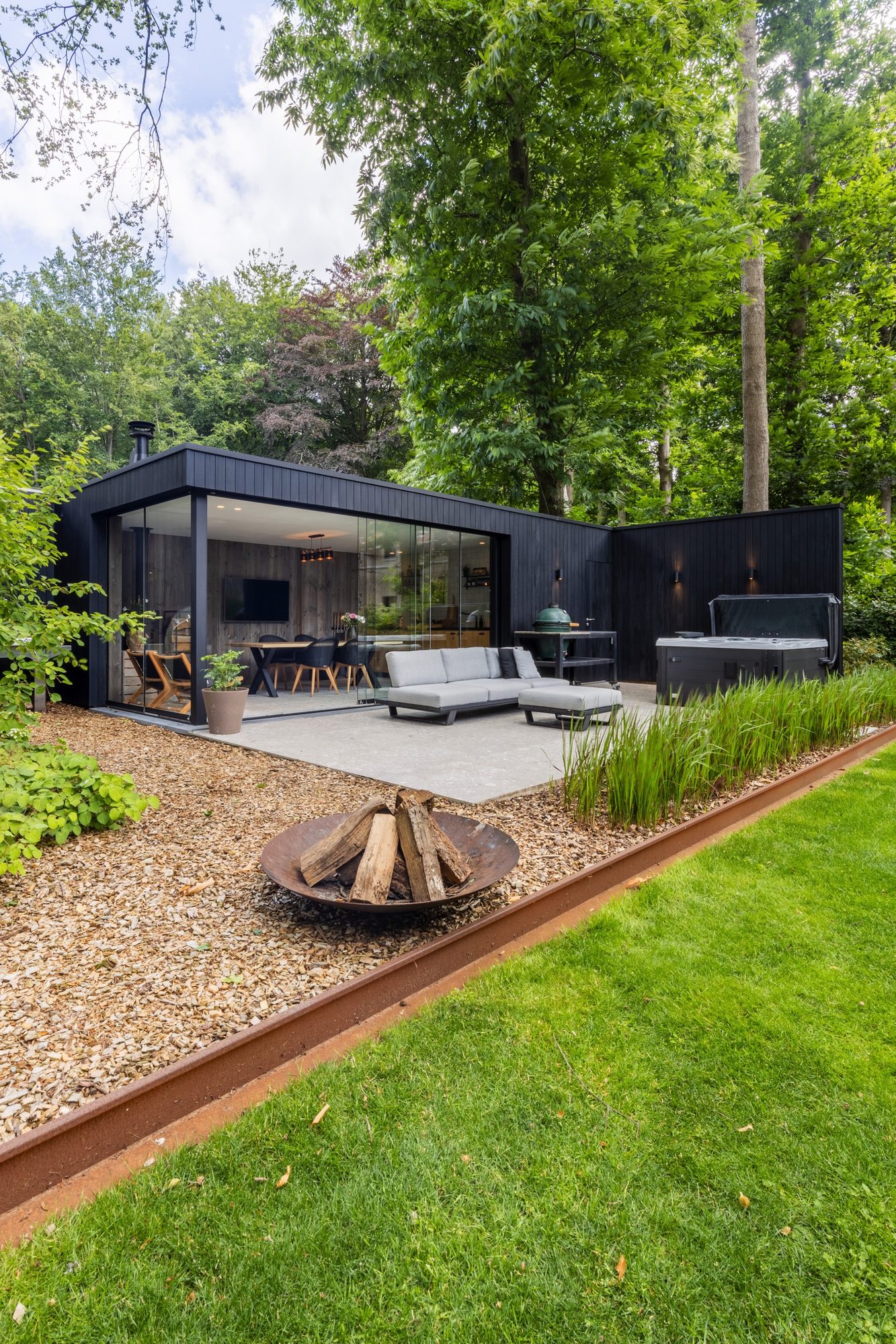Pool house moderne en bois de couleur noire
