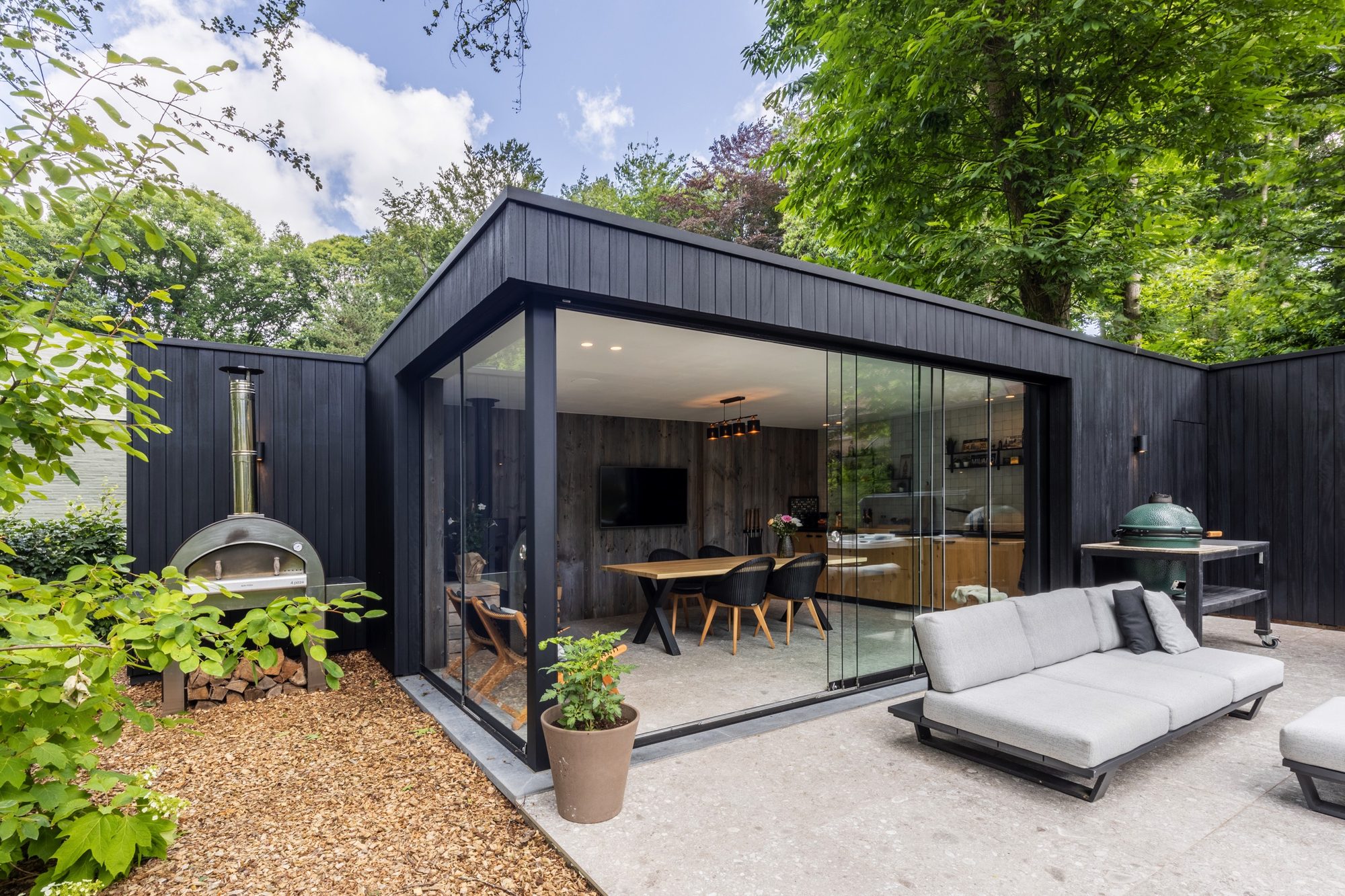 Pool house en bois avec fenêtres coulissantes