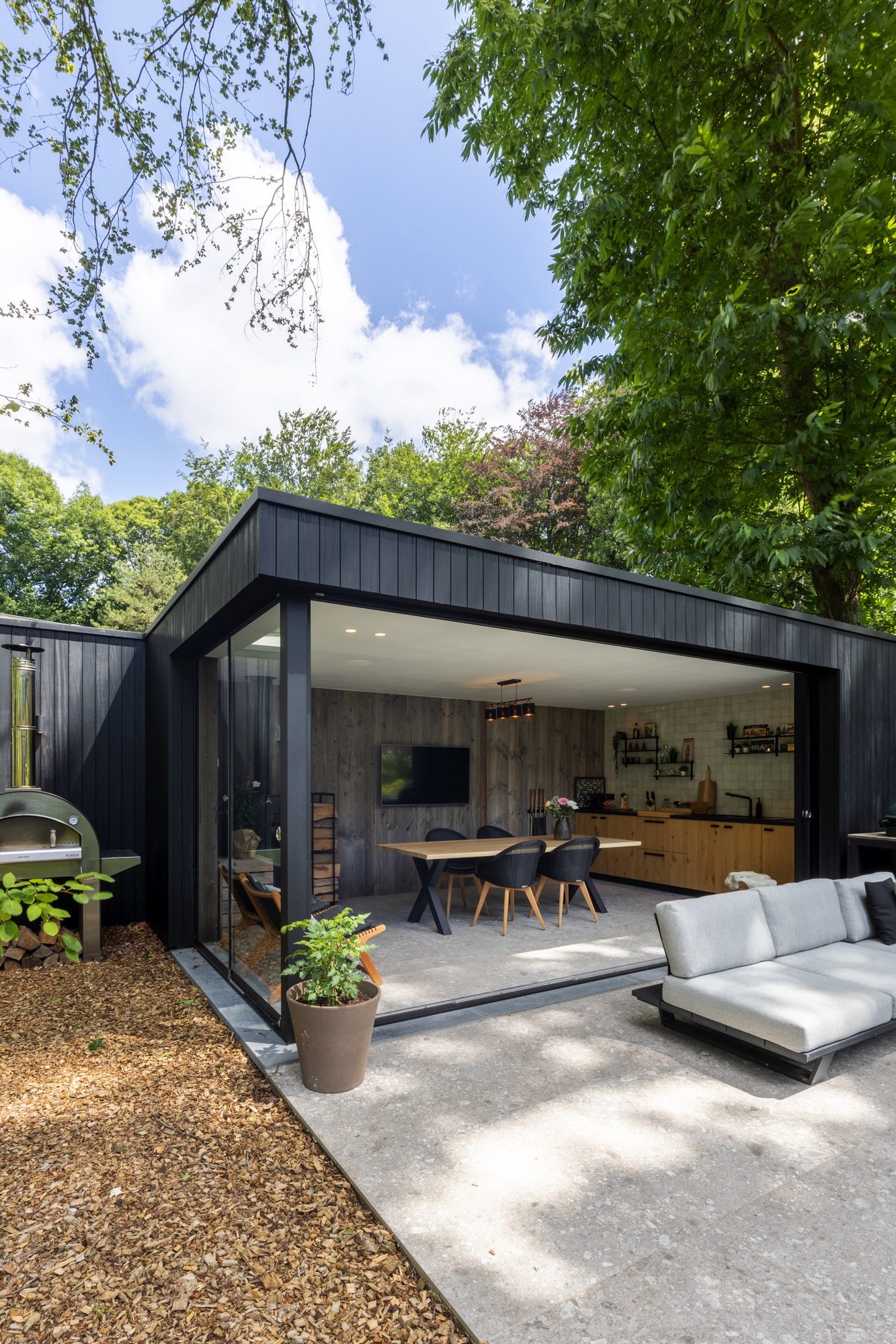 Pool house en bois teinté noir