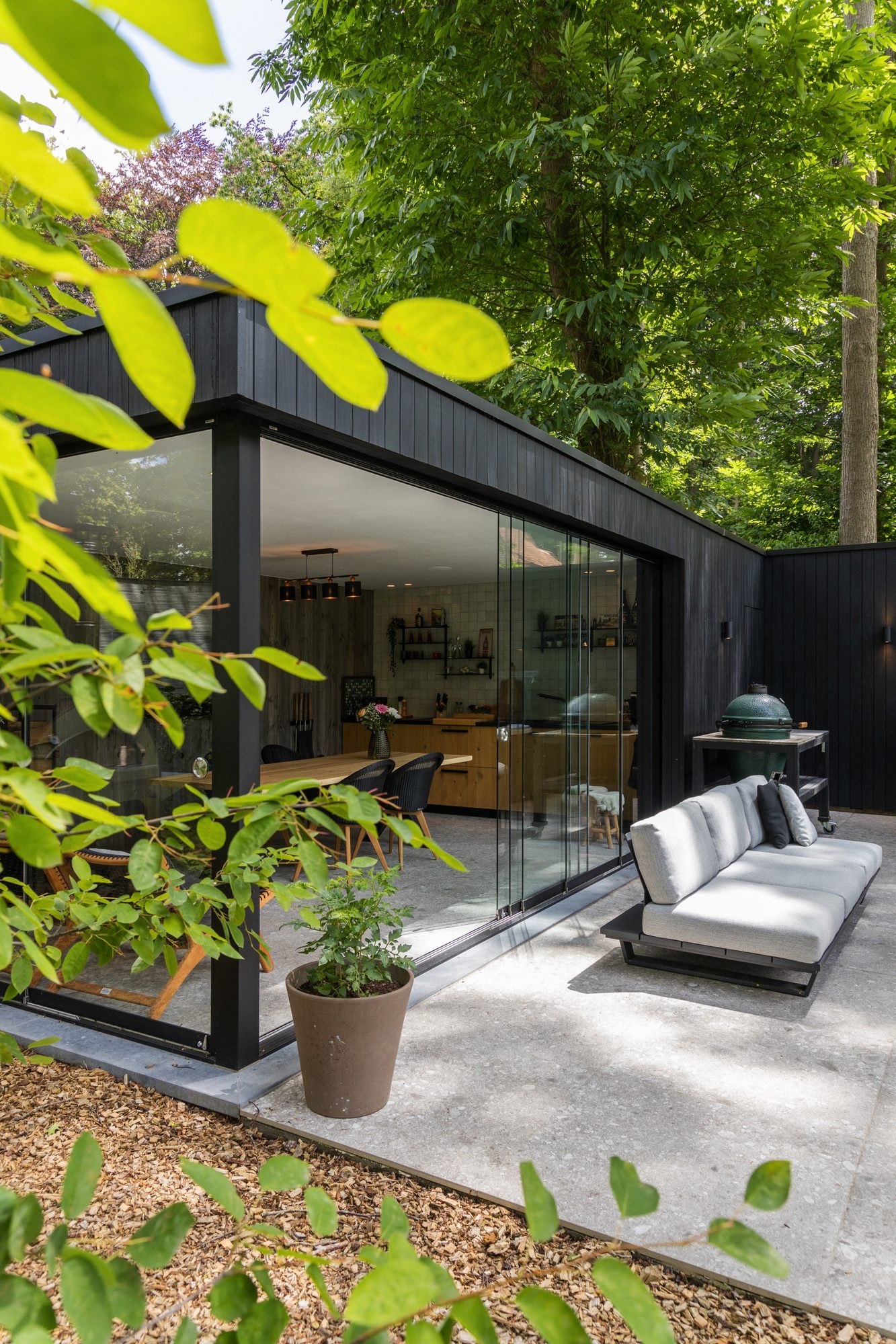 Pool house en bois teinté en noir