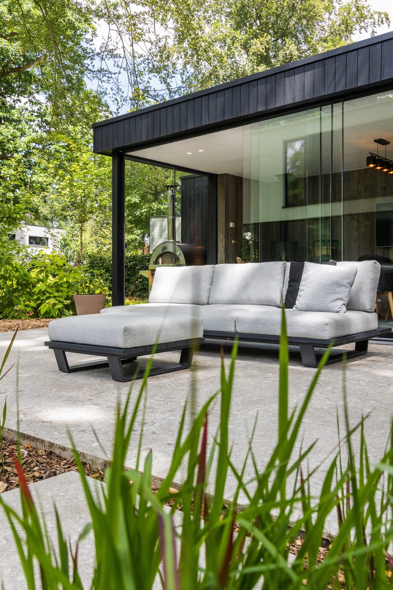 Lounge extérieur pool house de couleur noire