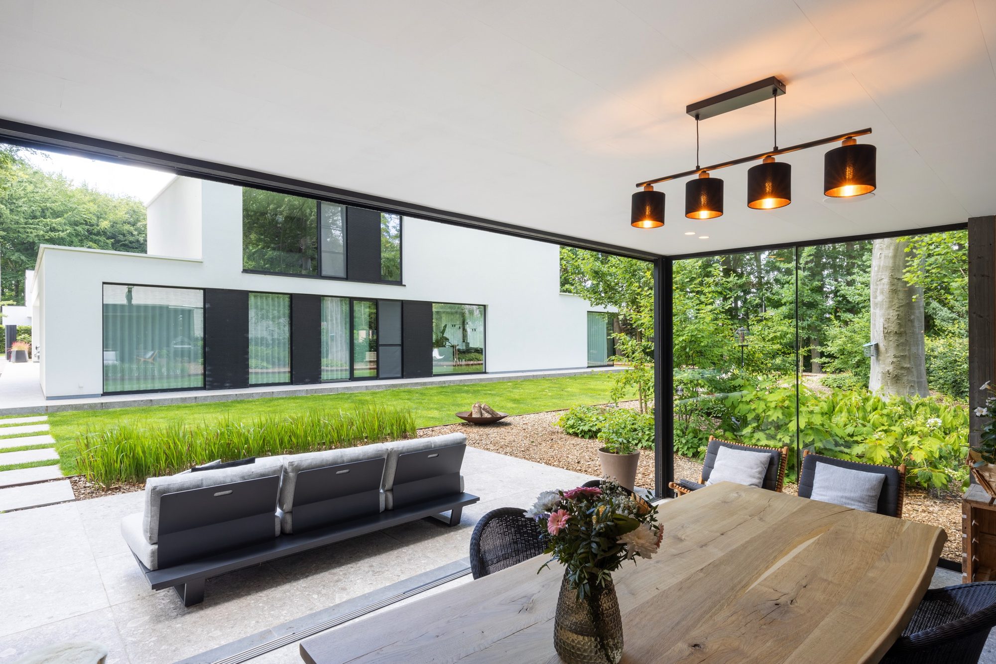 Abri de piscine moderne
