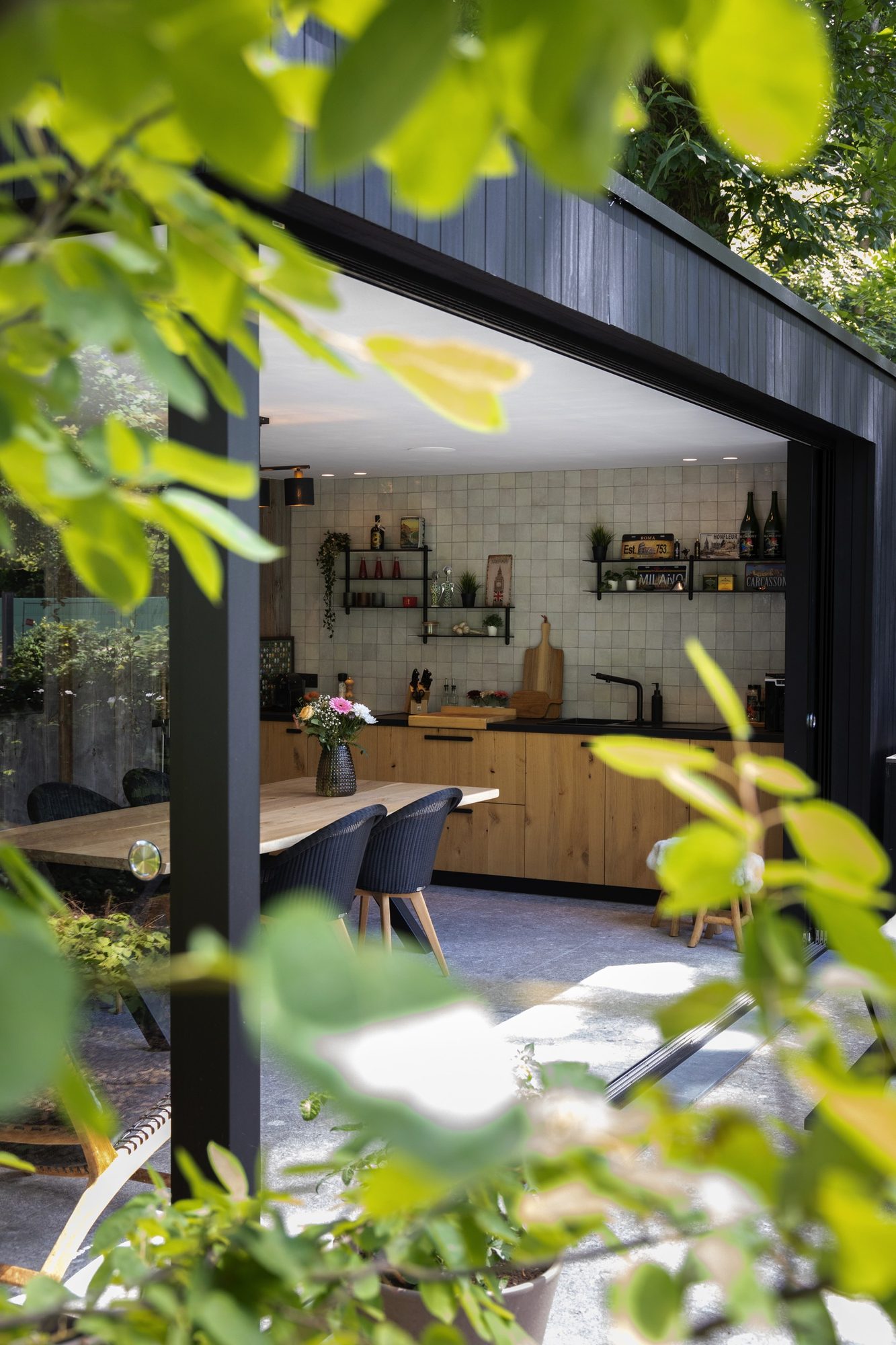 Pool house en bois de couleur noire